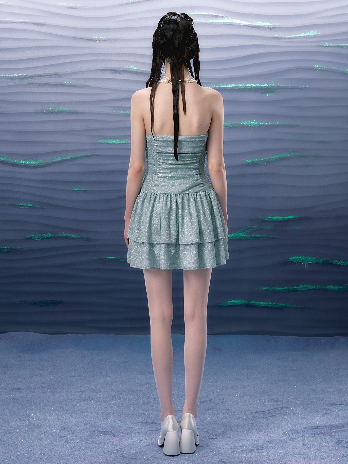 Glitzerbanddekoration enge nackte Kleid