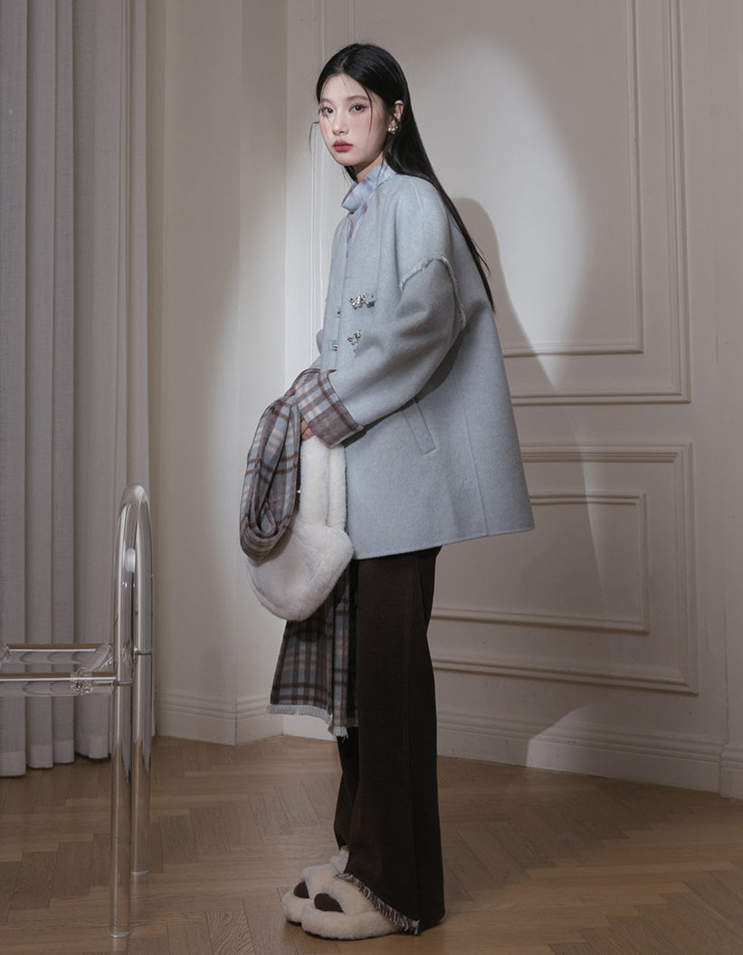 Plaid-Halbjacke und Rock mit V-Ausschnitt