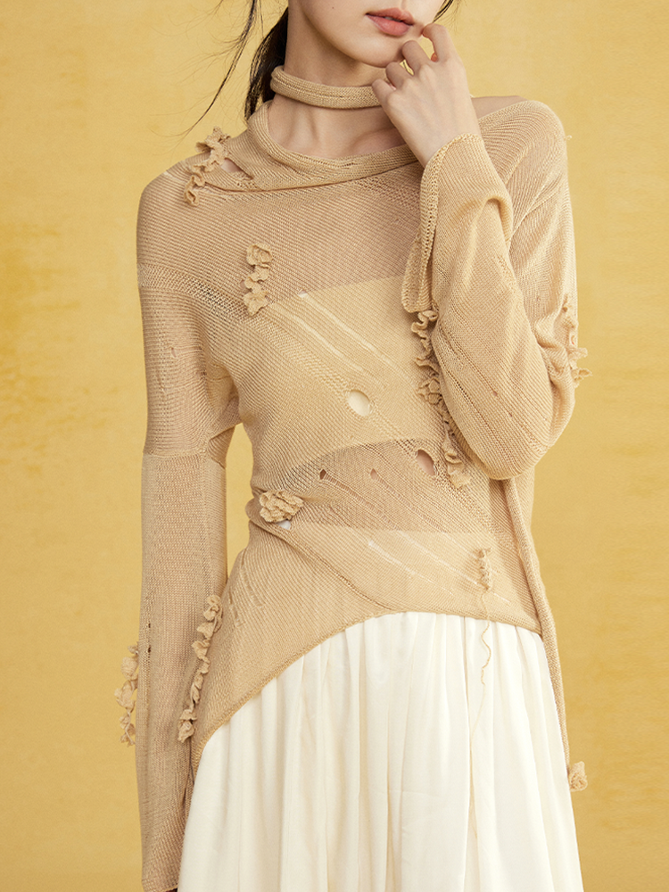 Slant-Hals unregelmäßiger Saumlochpullover