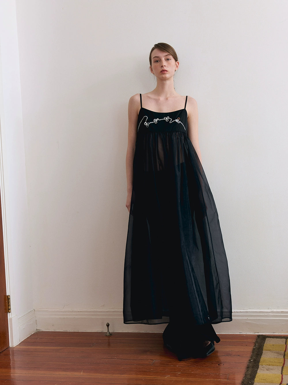 Robe à suspension en tulle de perles brodées en trois dimensions incurvées
