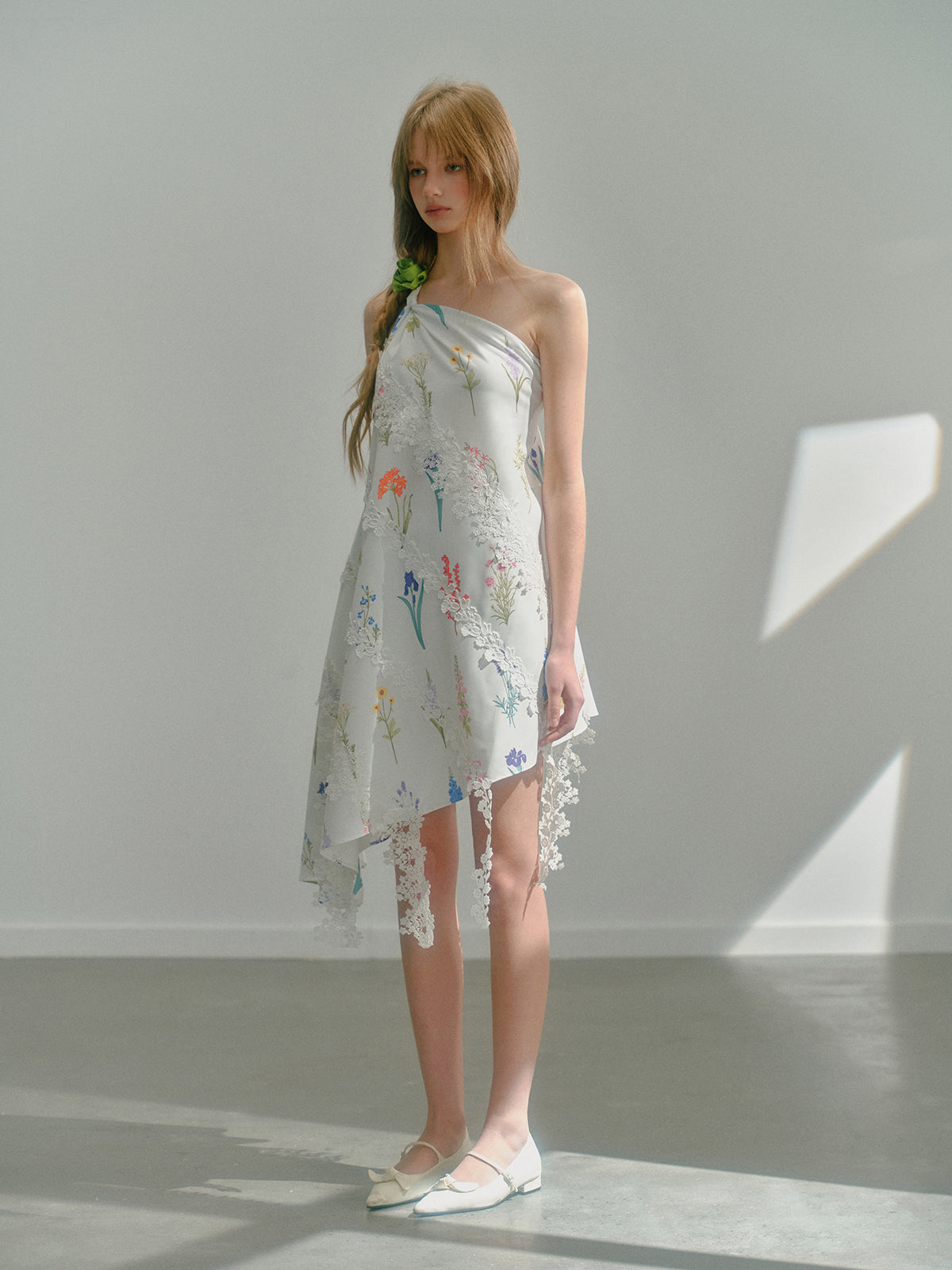 낭만적 인 숲은 원 숄더 레이스 비대칭 드레스를 인쇄했습니다