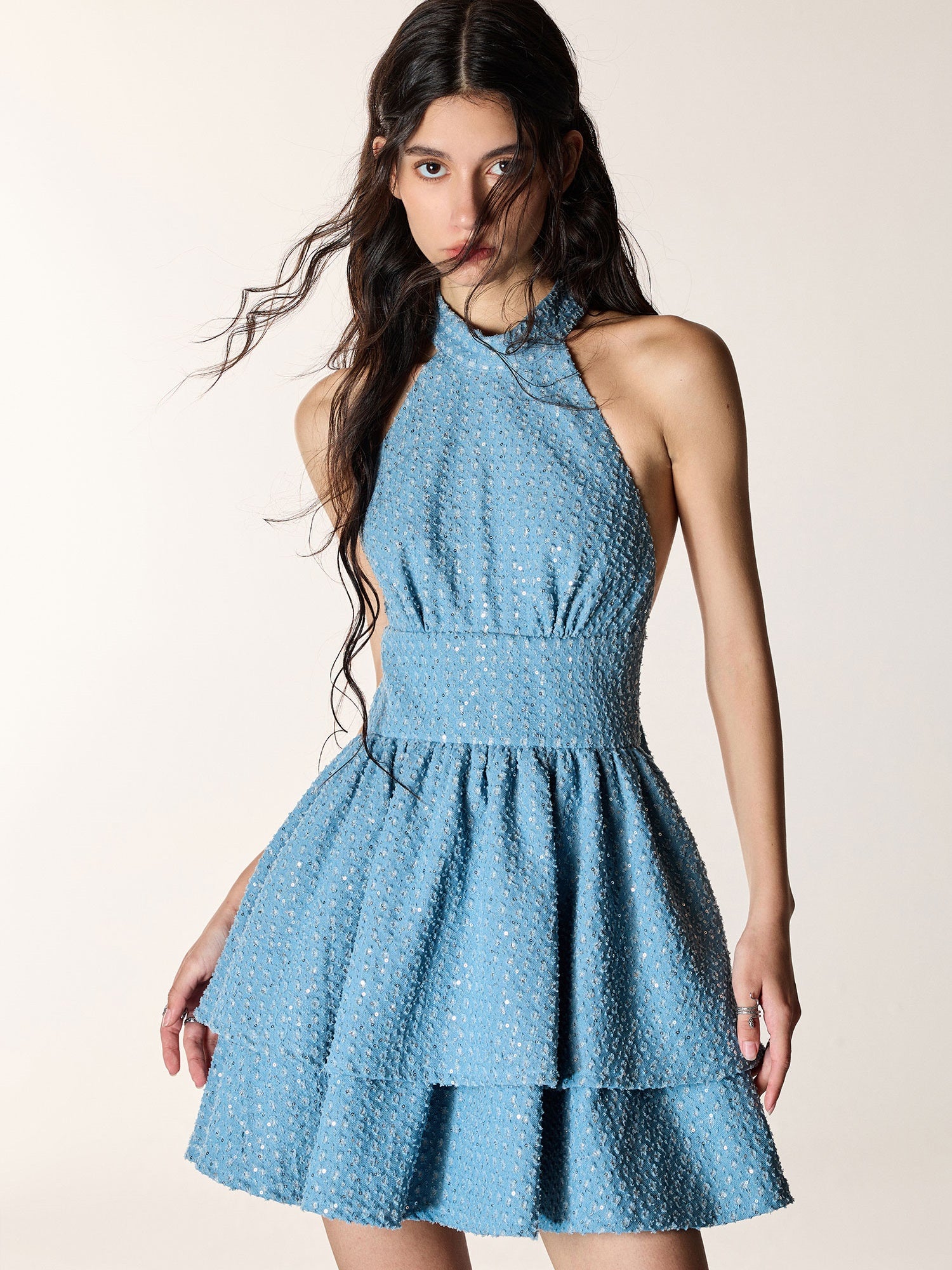 Robe à pied de nœud en denim brodé à sequins