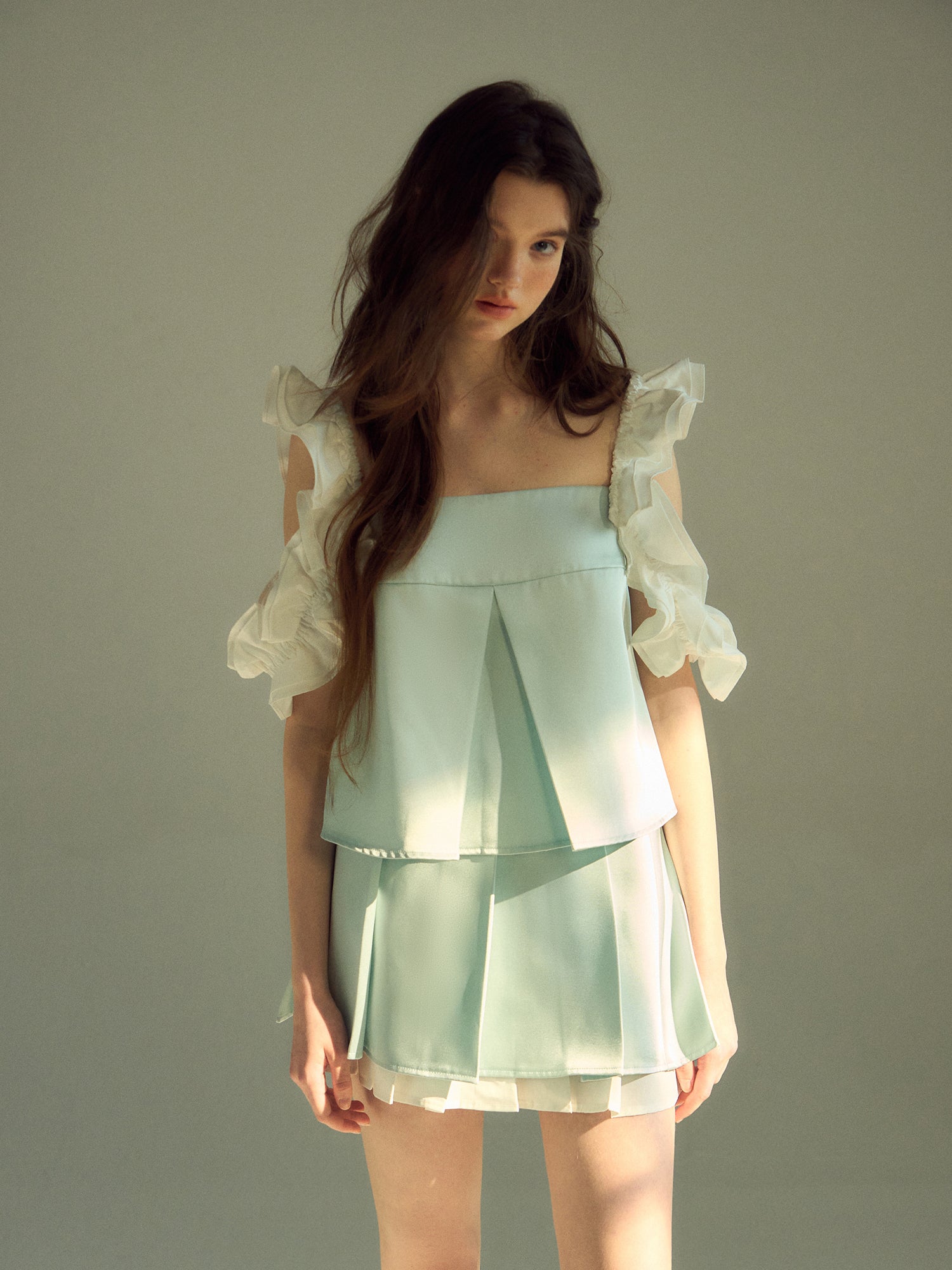 Dreidimensionale Spitzenhülsenweste & Faltenrock