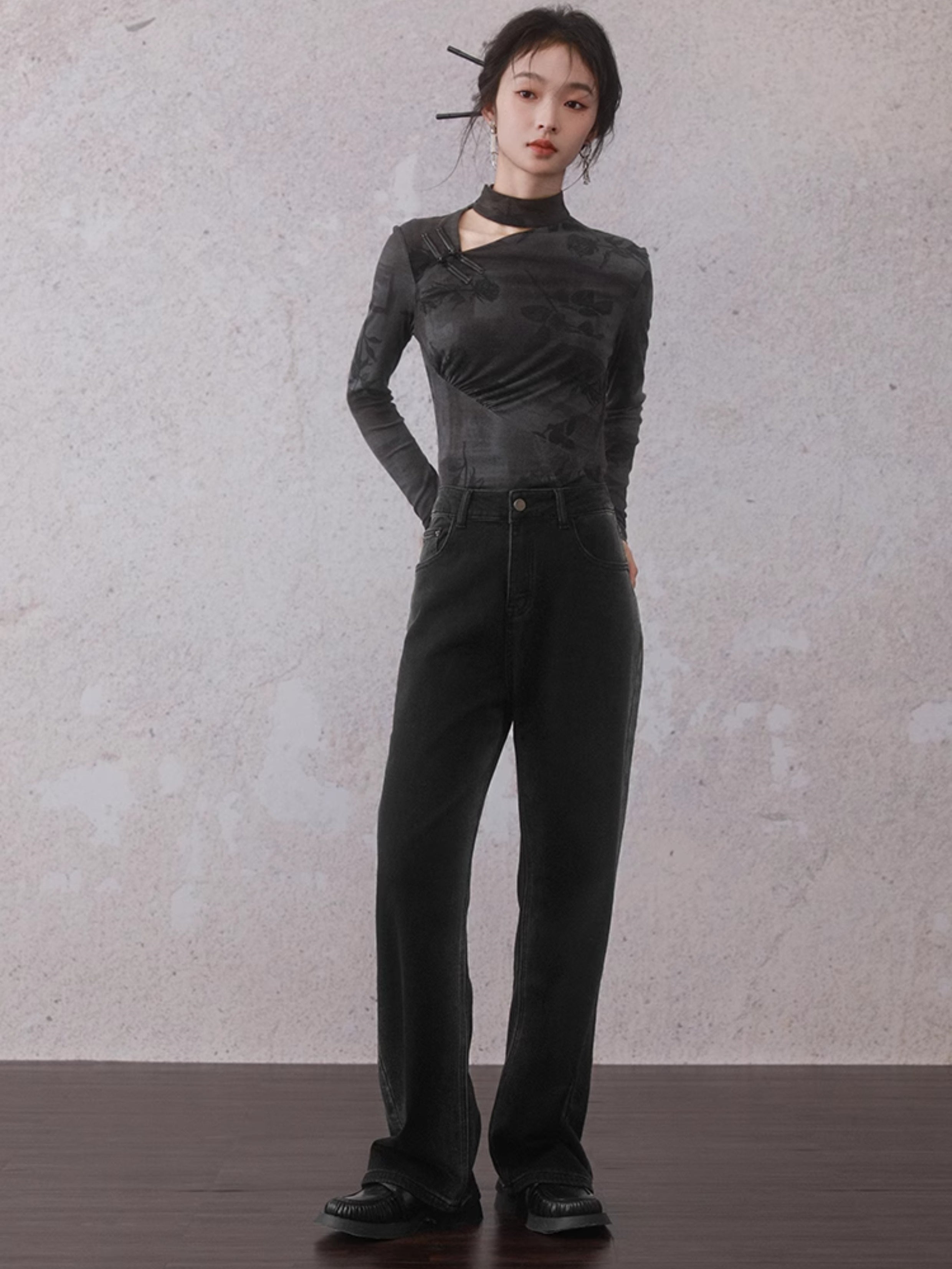 Gewaschene verzweifelte lose Jeans