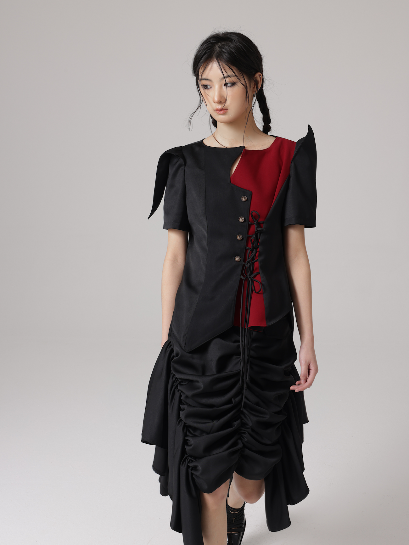 Speziell geformtes Design Pierrot-Shirt & Asymmetrie Rock sammeln
