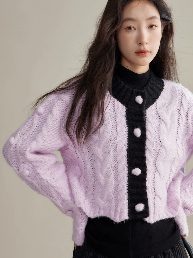 Kontrastierende Farbwende -Textur -Strickjacke gegen Farbe