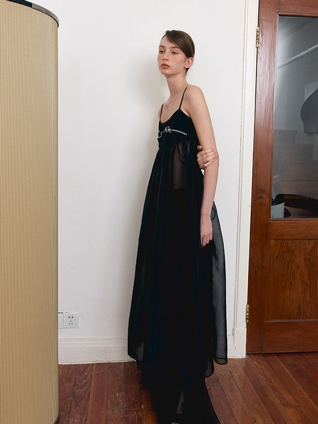 Robe à suspension en tulle de perles brodées en trois dimensions incurvées