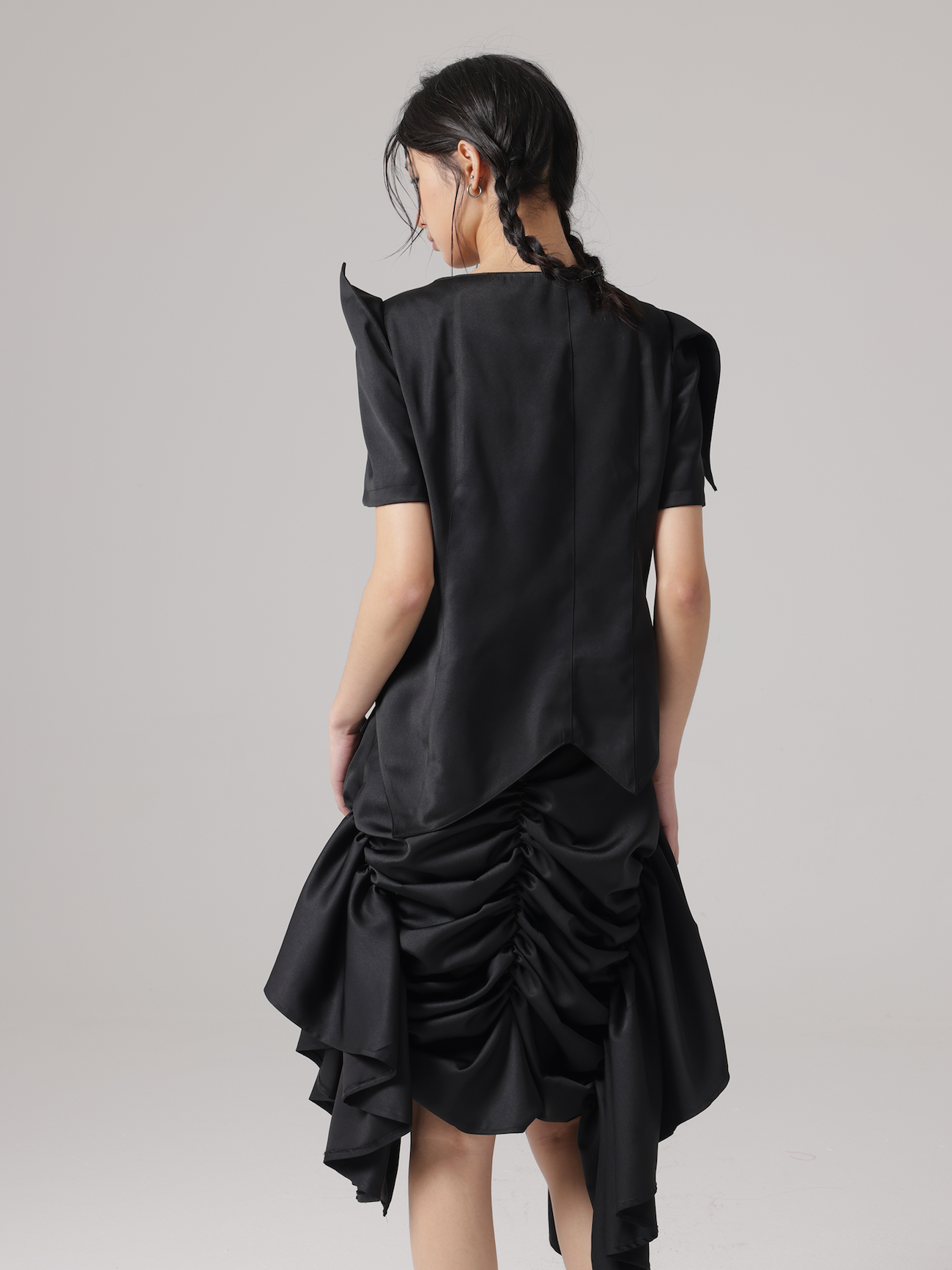 Speziell geformtes Design Pierrot-Shirt & Asymmetrie Rock sammeln