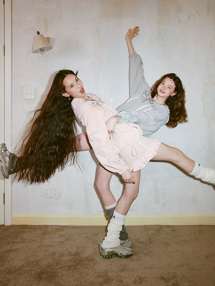 Veste à capuche de style sportif et jupe courte des fioritures