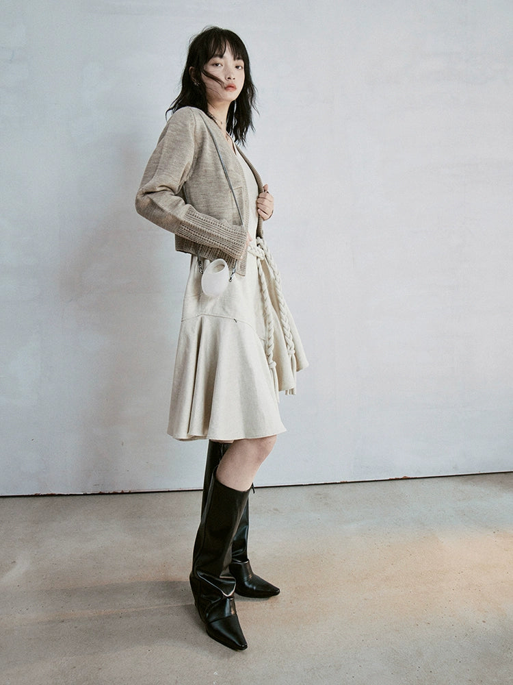 V-Ausschnitt unregelmäßiger Saum-ärmelloses Kleid