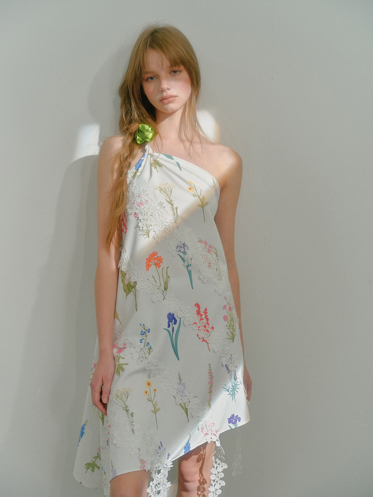 낭만적 인 숲은 원 숄더 레이스 비대칭 드레스를 인쇄했습니다