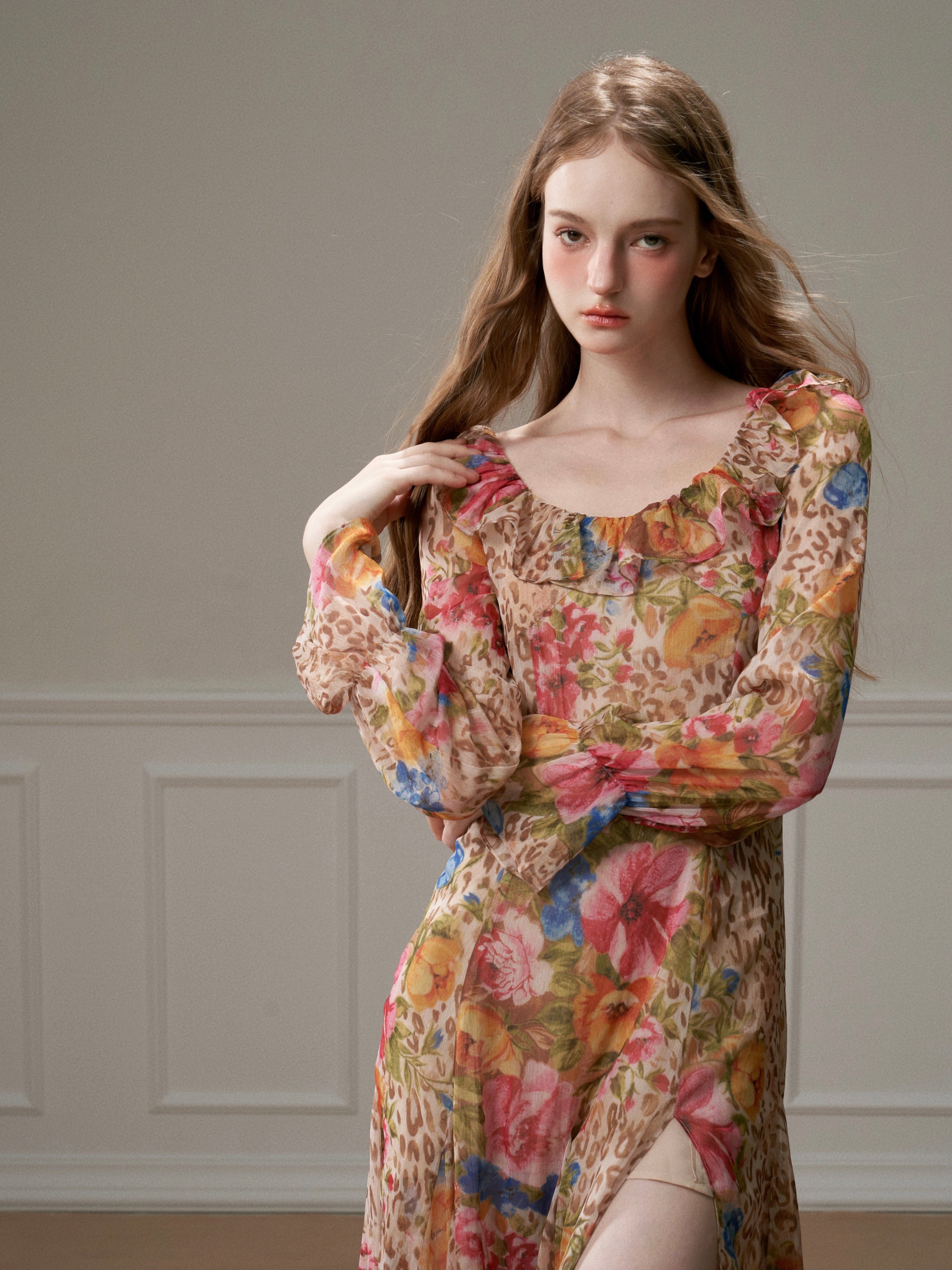 Blumenleopardendruck unregelmäßiger Schlitzkleid