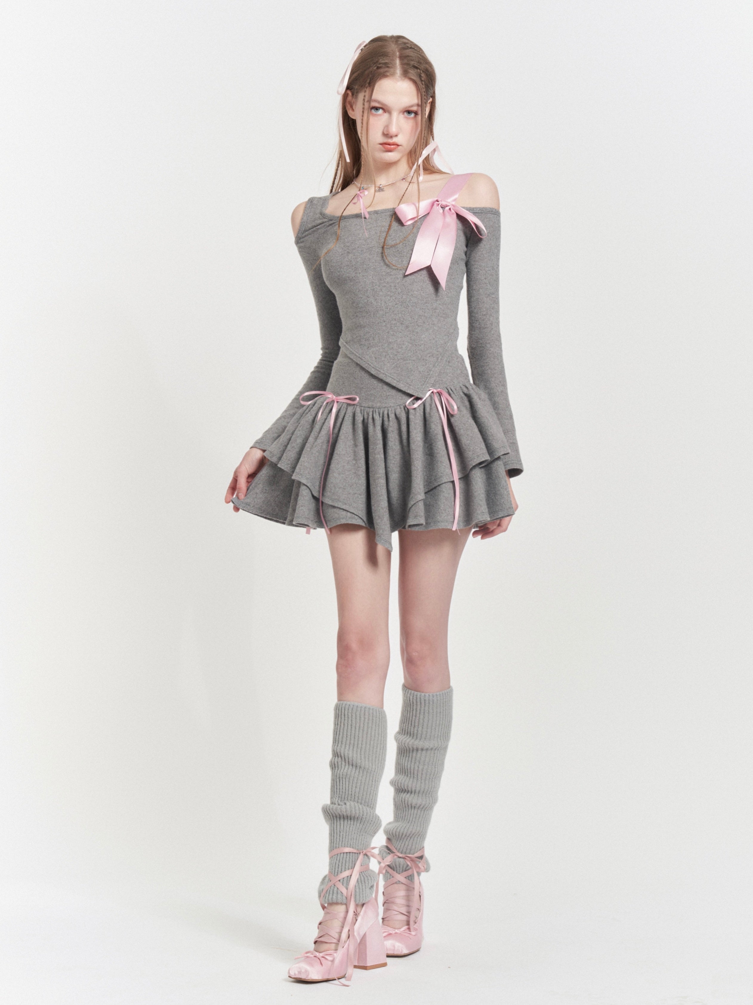 Asymmetrische Off-Shoulder-Top & Frill-Rock des Bandes asymmetrisch