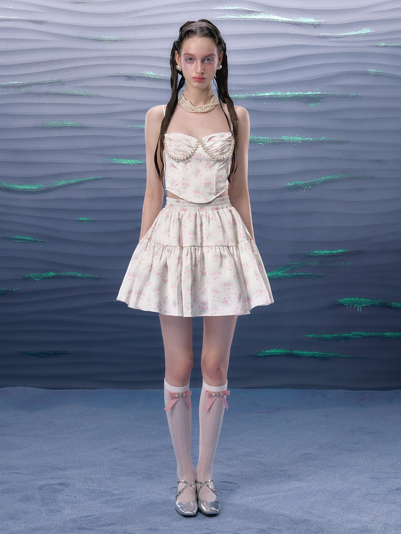 꽃 진주 장식 코르셋 카미솔 및 퍼프 스커트