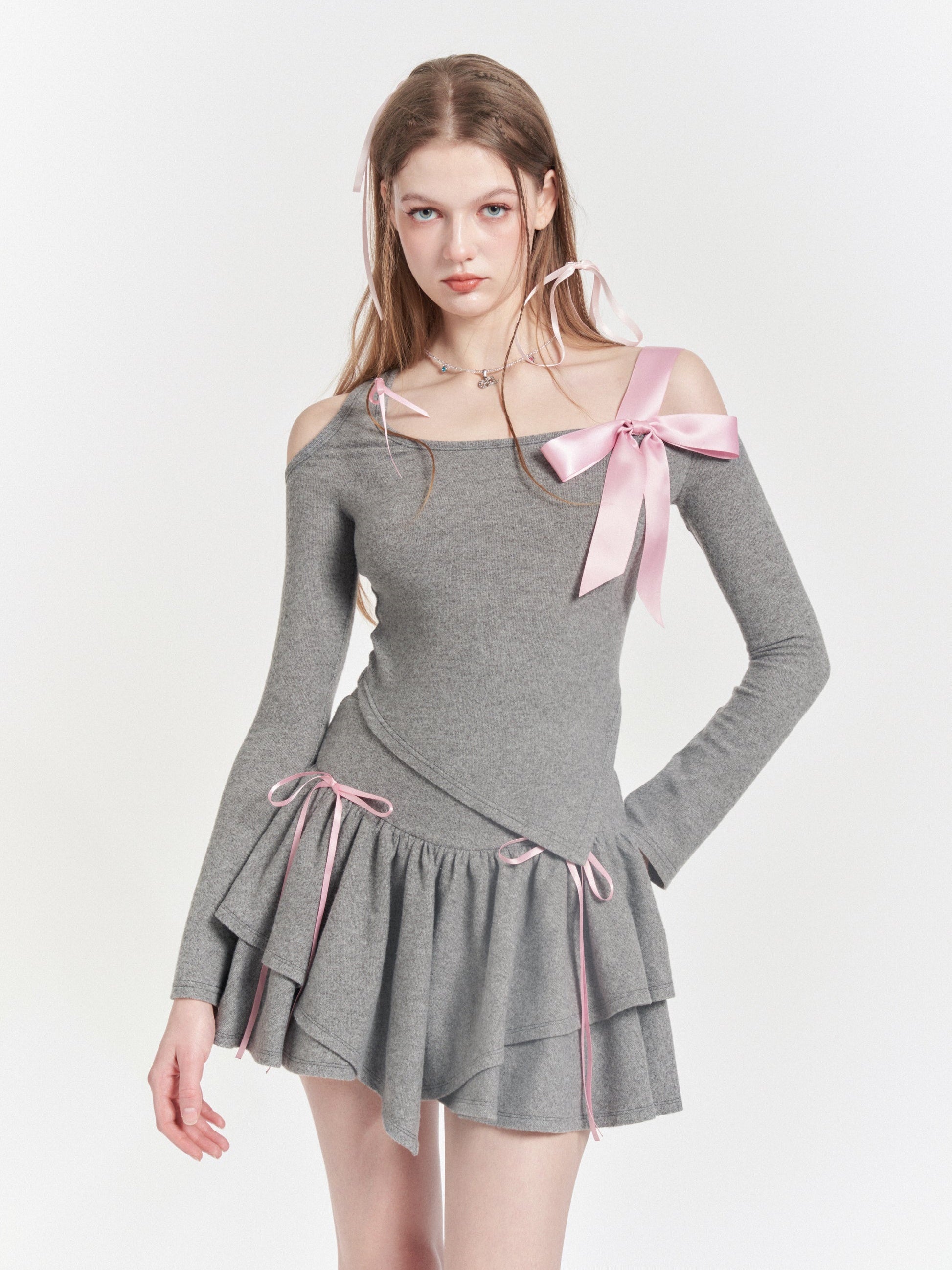 Asymmetrische Off-Shoulder-Top & Frill-Rock des Bandes asymmetrisch