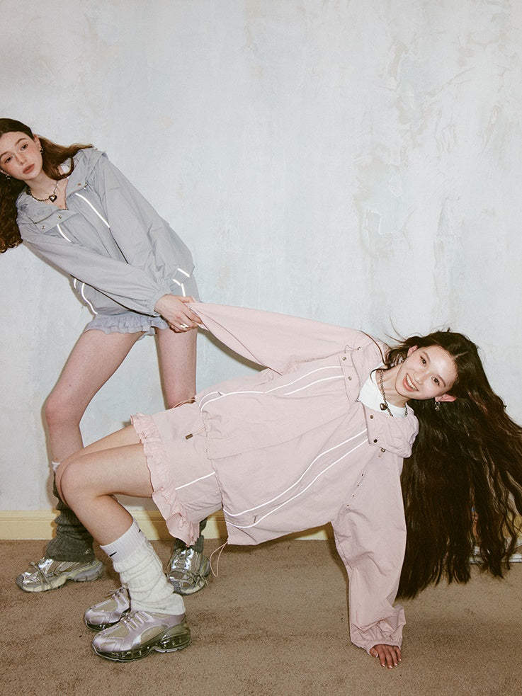 Veste à capuche de style sportif et jupe courte des fioritures