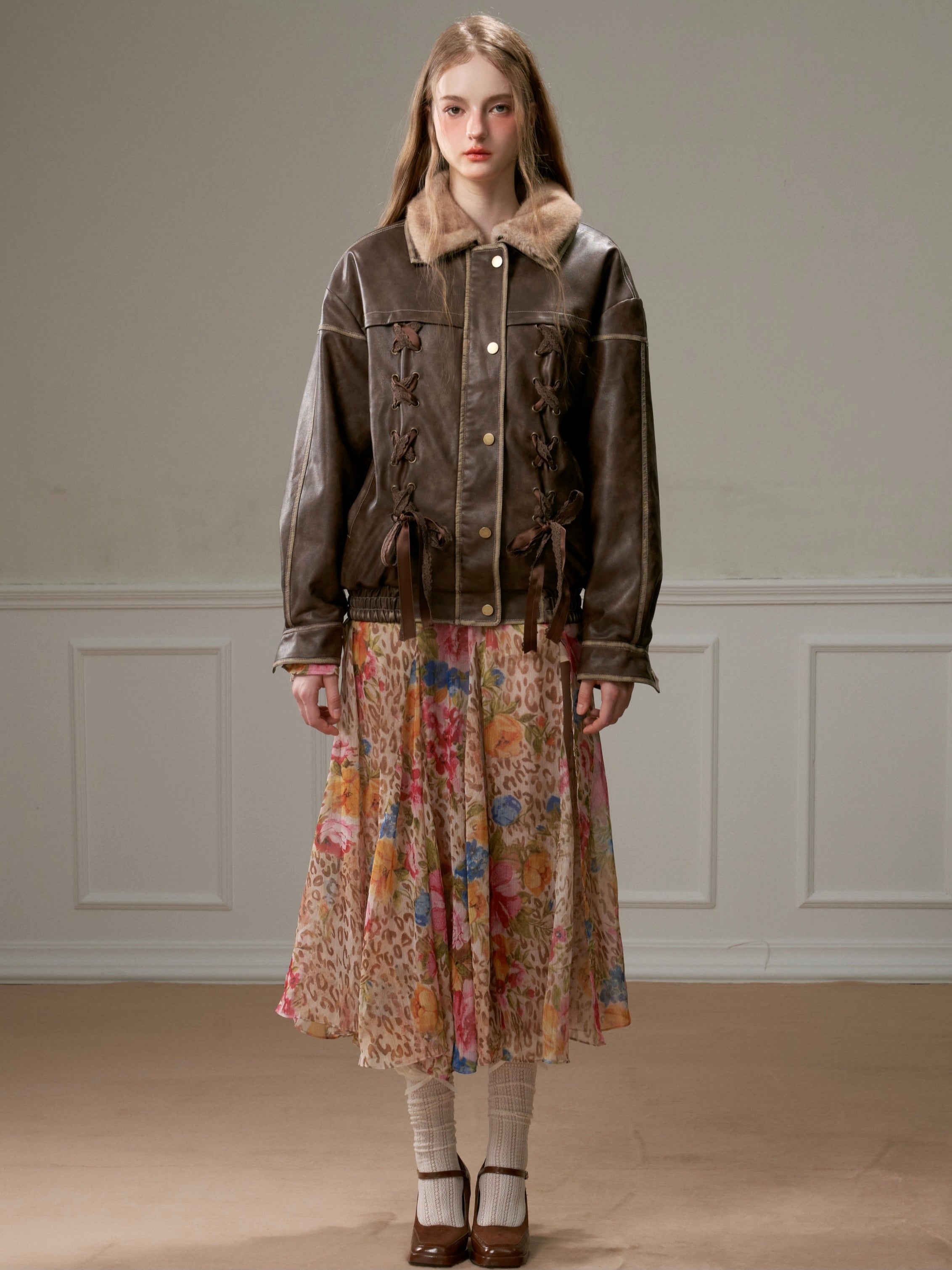 Blumenleopardendruck unregelmäßiger Schlitzkleid