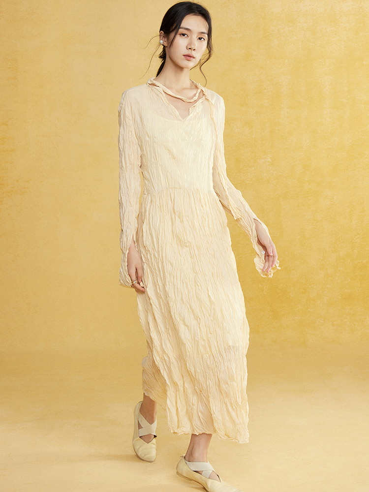 Handgepotetes Kleid mit Langschlägen mit Langschlägen