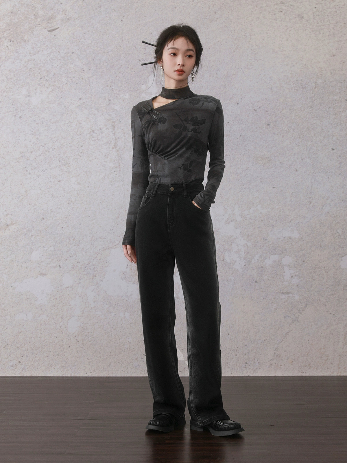 Gewaschene verzweifelte lose Jeans