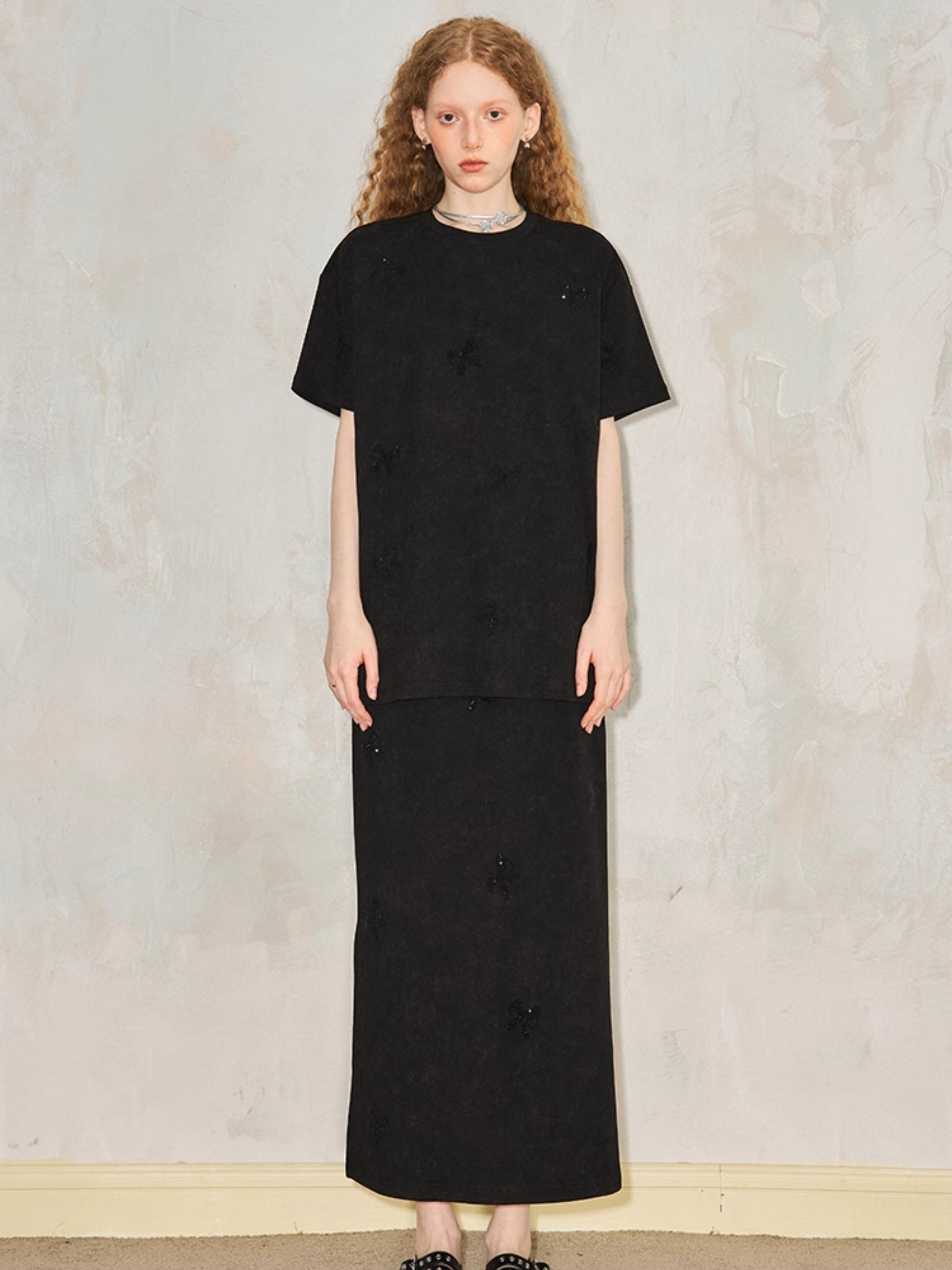 Ribbon Print Round Neck T-Shirt & Fit Slit Long Skirt