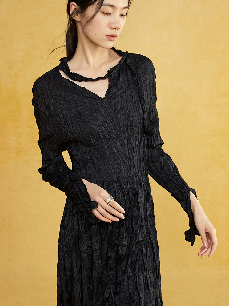 Handgepotetes Kleid mit Langschlägen mit Langschlägen