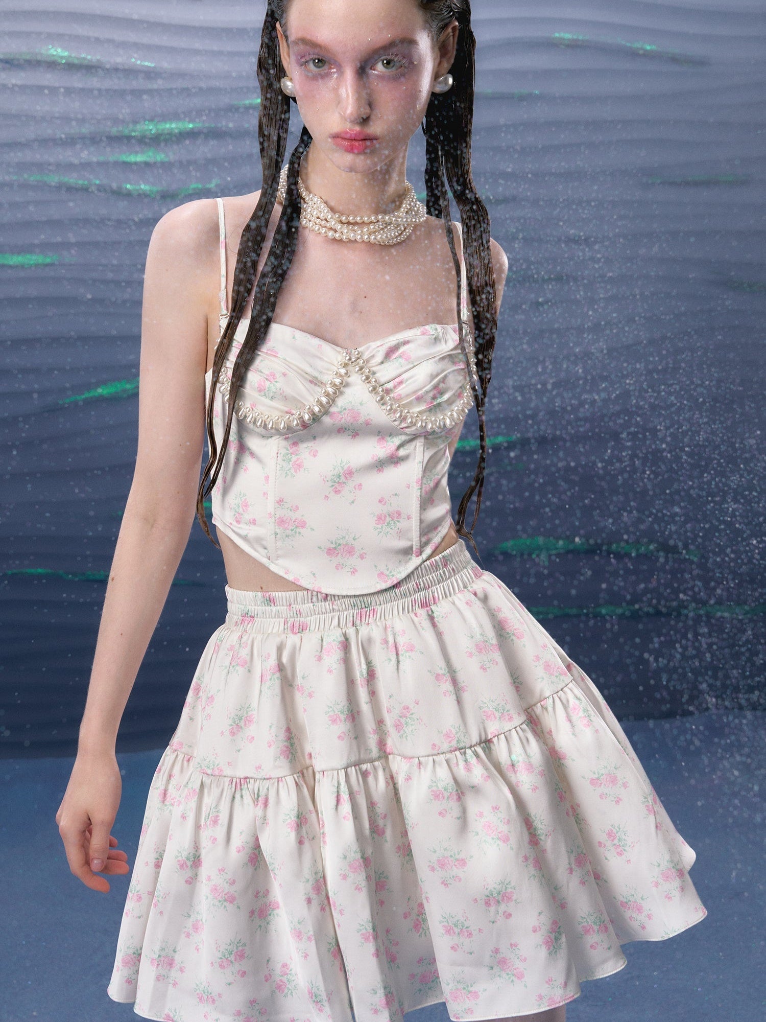 꽃 진주 장식 코르셋 카미솔 및 퍼프 스커트