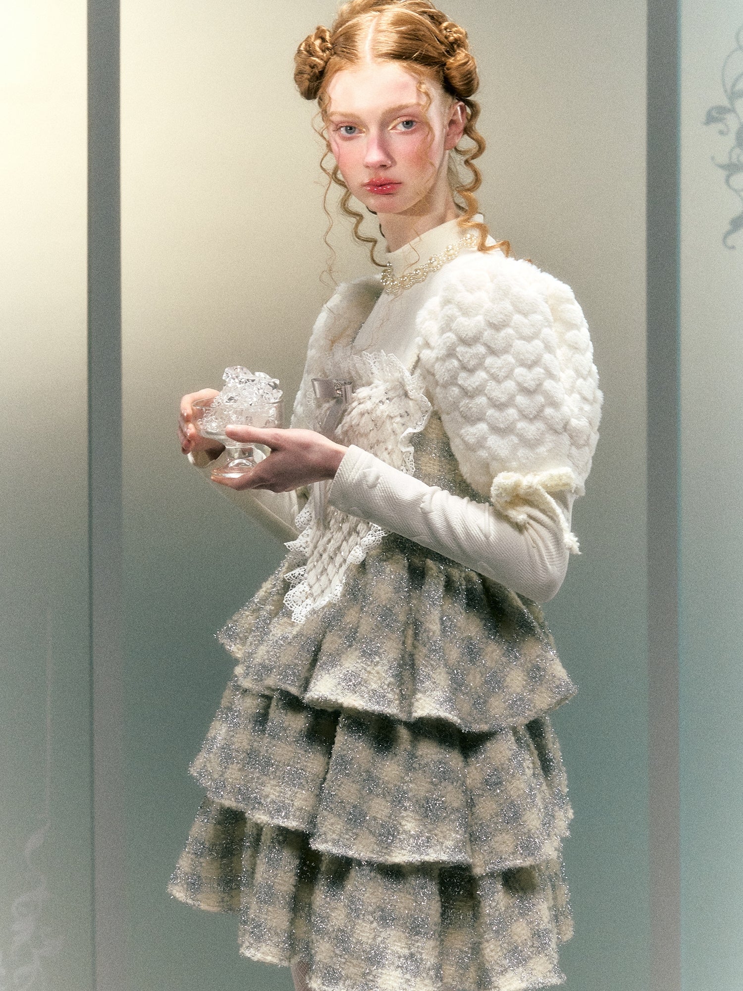 모피 소매를 좋아합니다. 보우 진주 장식 짧은 상단