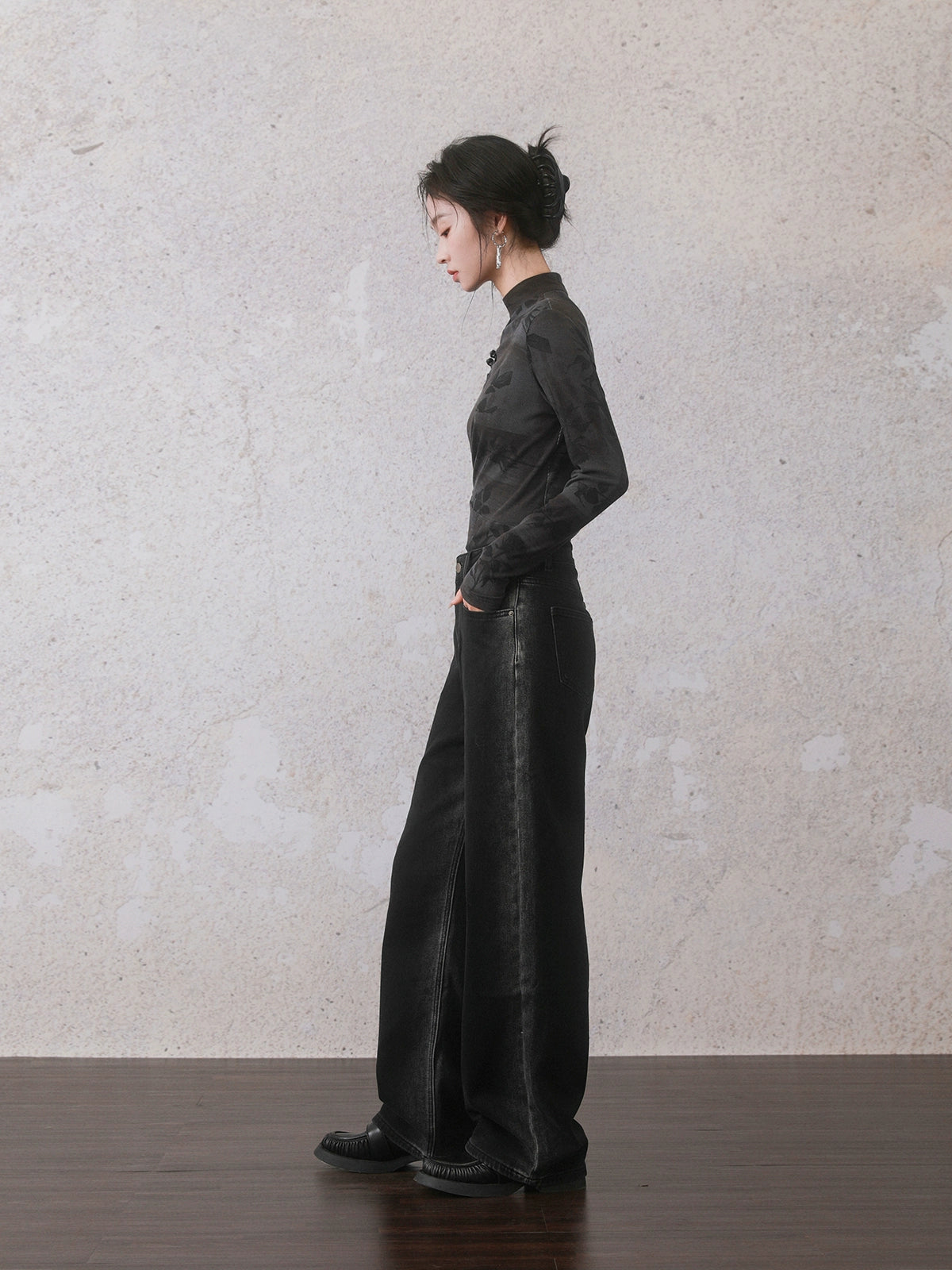 Gewaschene verzweifelte lose Jeans