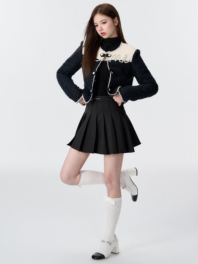 Bicolor는 짧은 트위드 퀼트 재킷을 자수했습니다