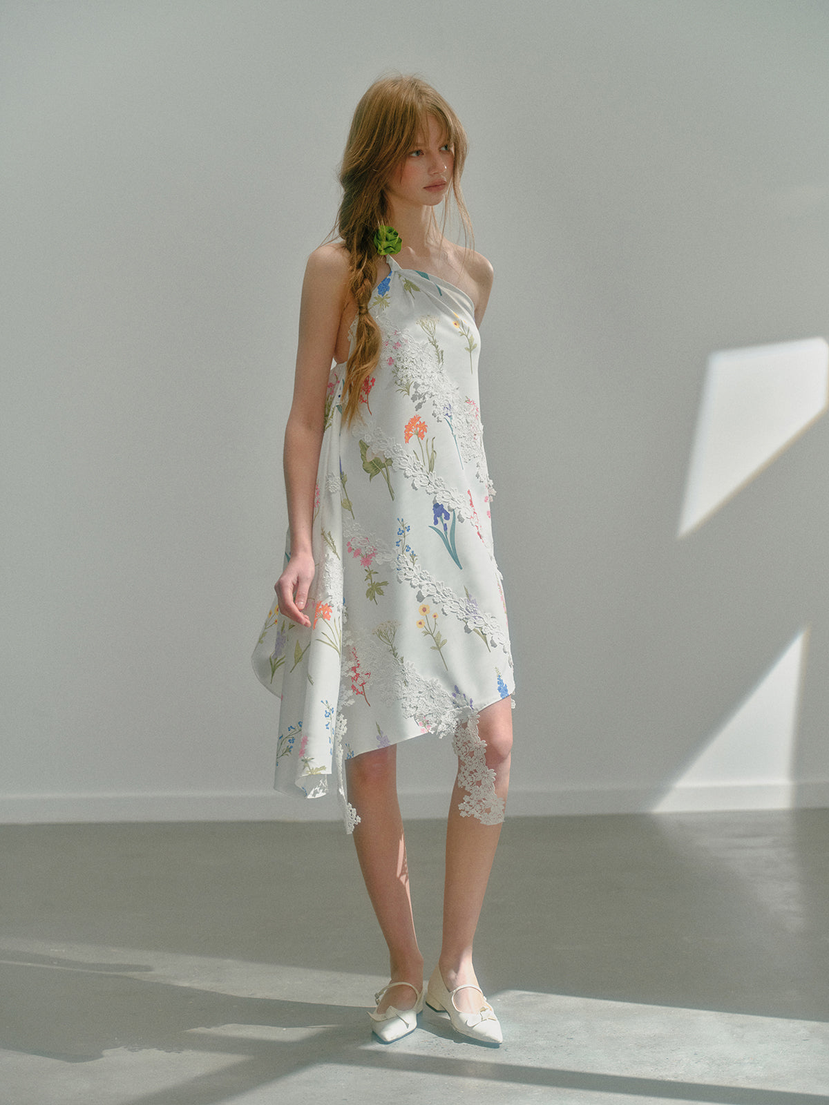 낭만적 인 숲은 원 숄더 레이스 비대칭 드레스를 인쇄했습니다