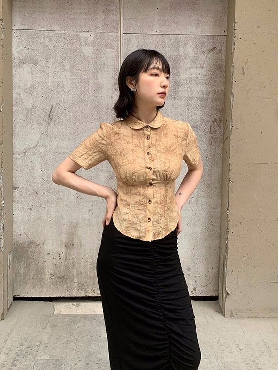 허리 짧은 슬리 셔츠를 꼬집습니다