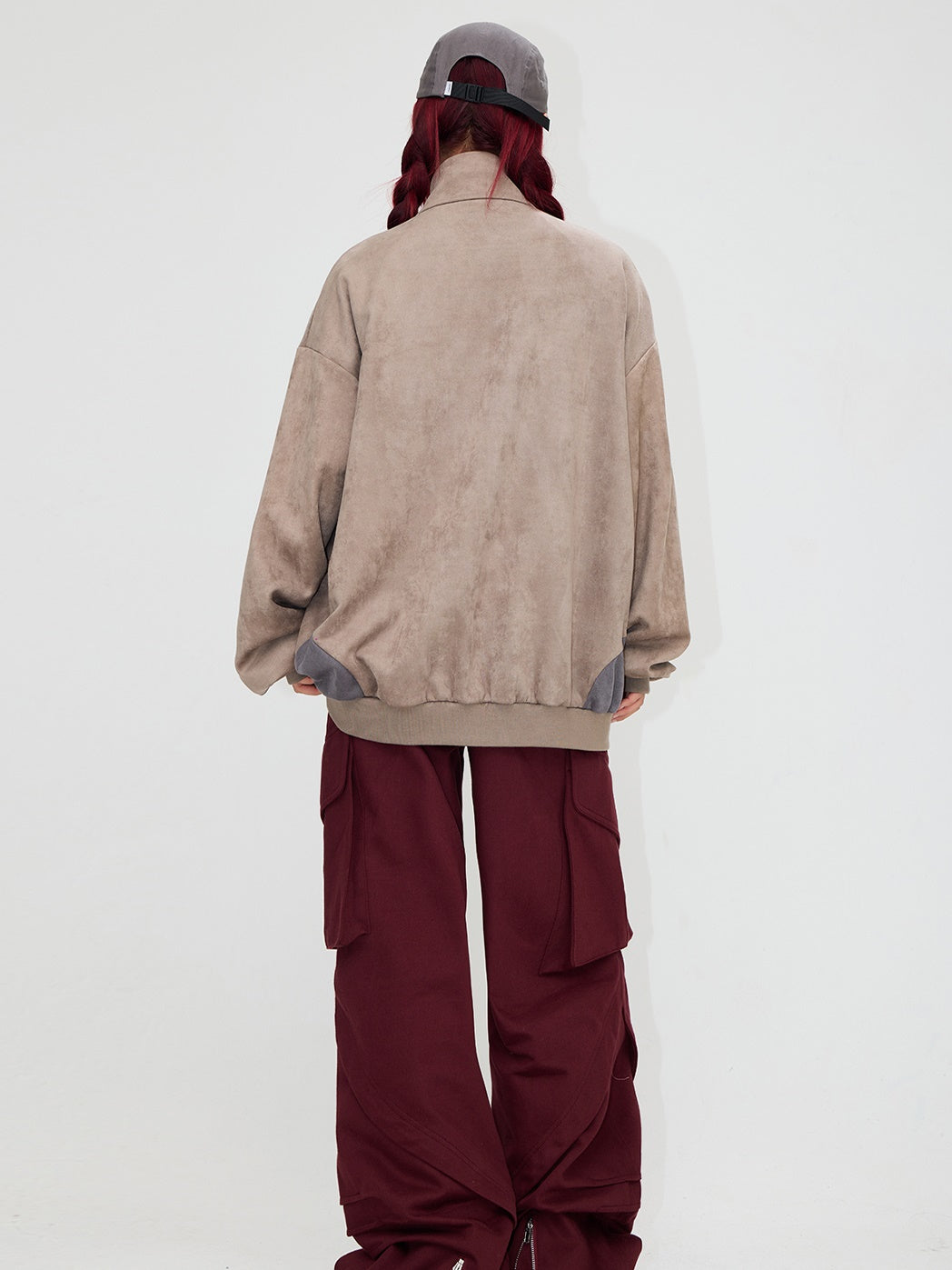 En daim touchent le pull à moitié zip