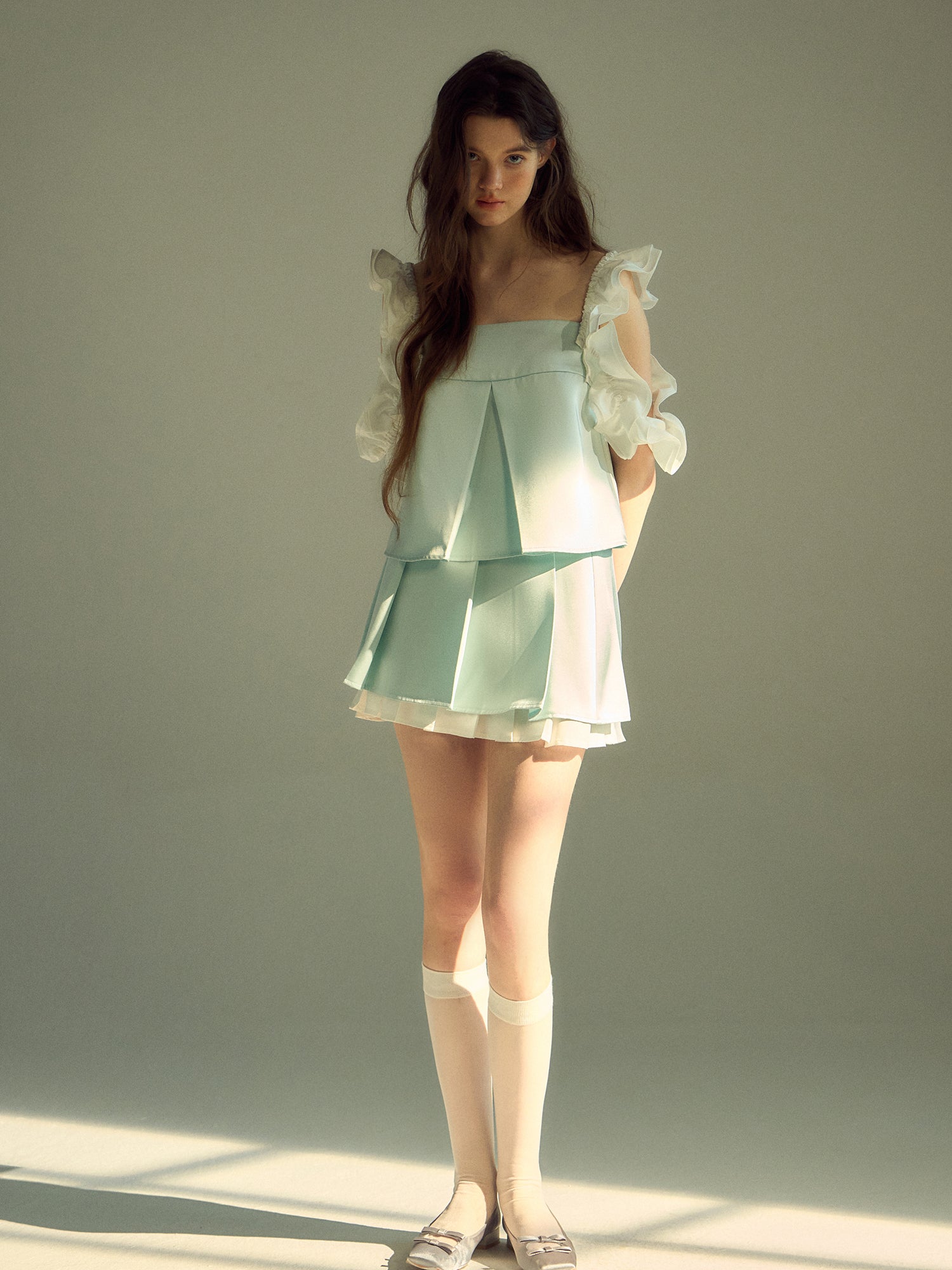 Dreidimensionale Spitzenhülsenweste & Faltenrock