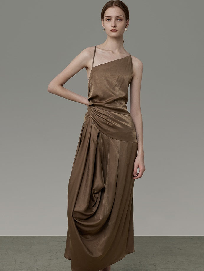 불규칙한 드레이프 경사 디자인 슬립 드레스