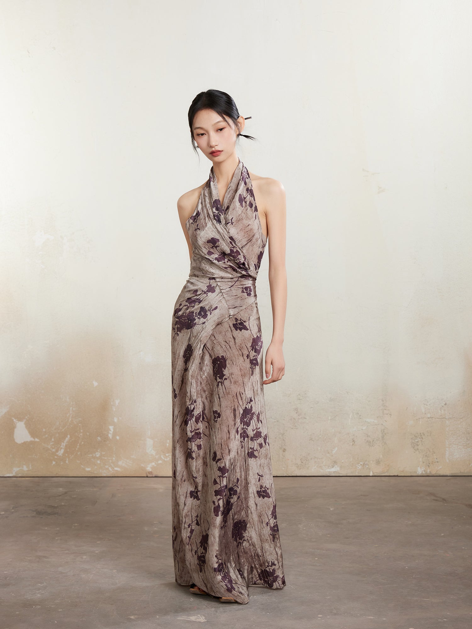 긴 홀터 넥 드레스를 인쇄하십시오