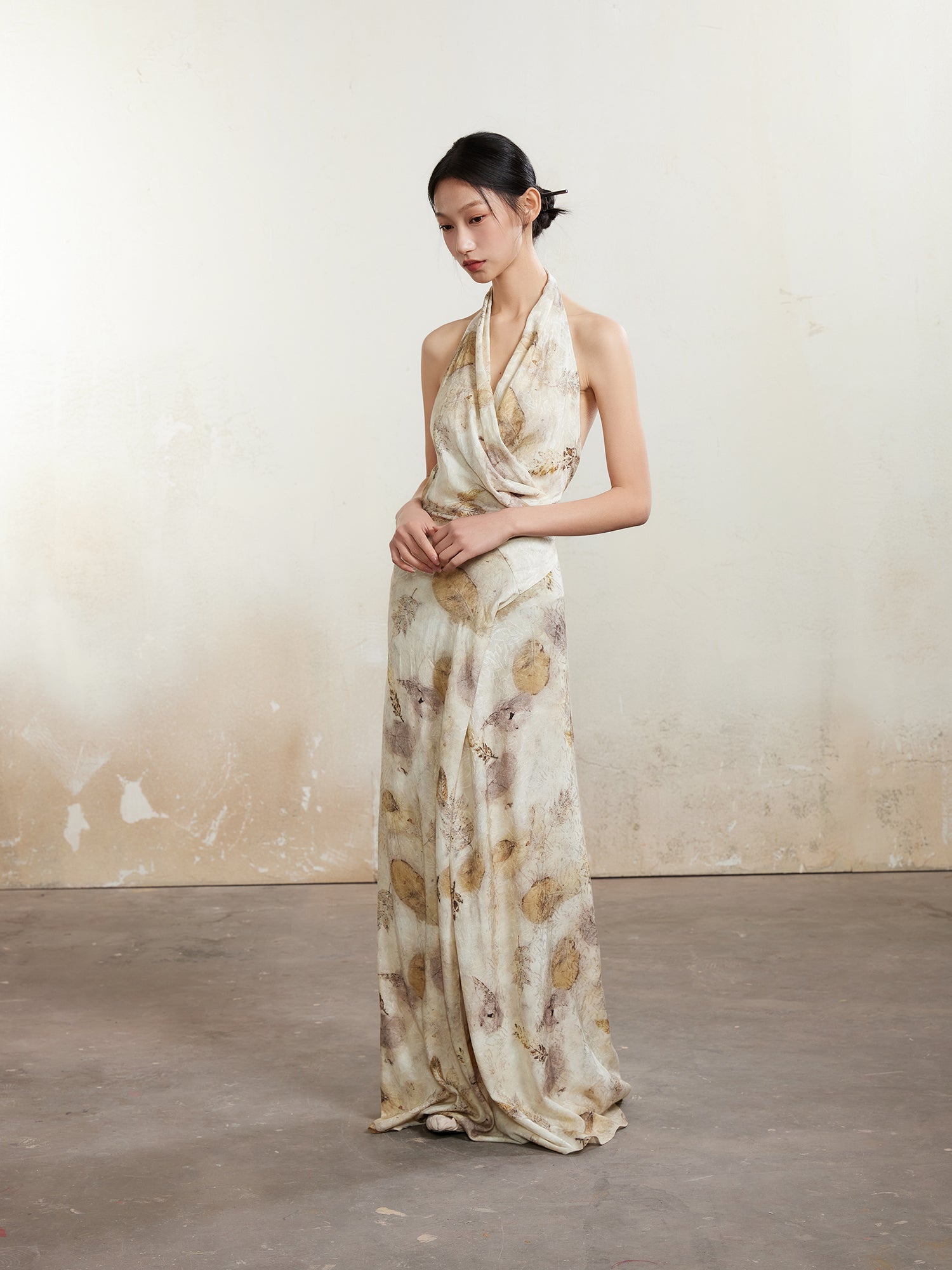 긴 홀터 넥 드레스를 인쇄하십시오