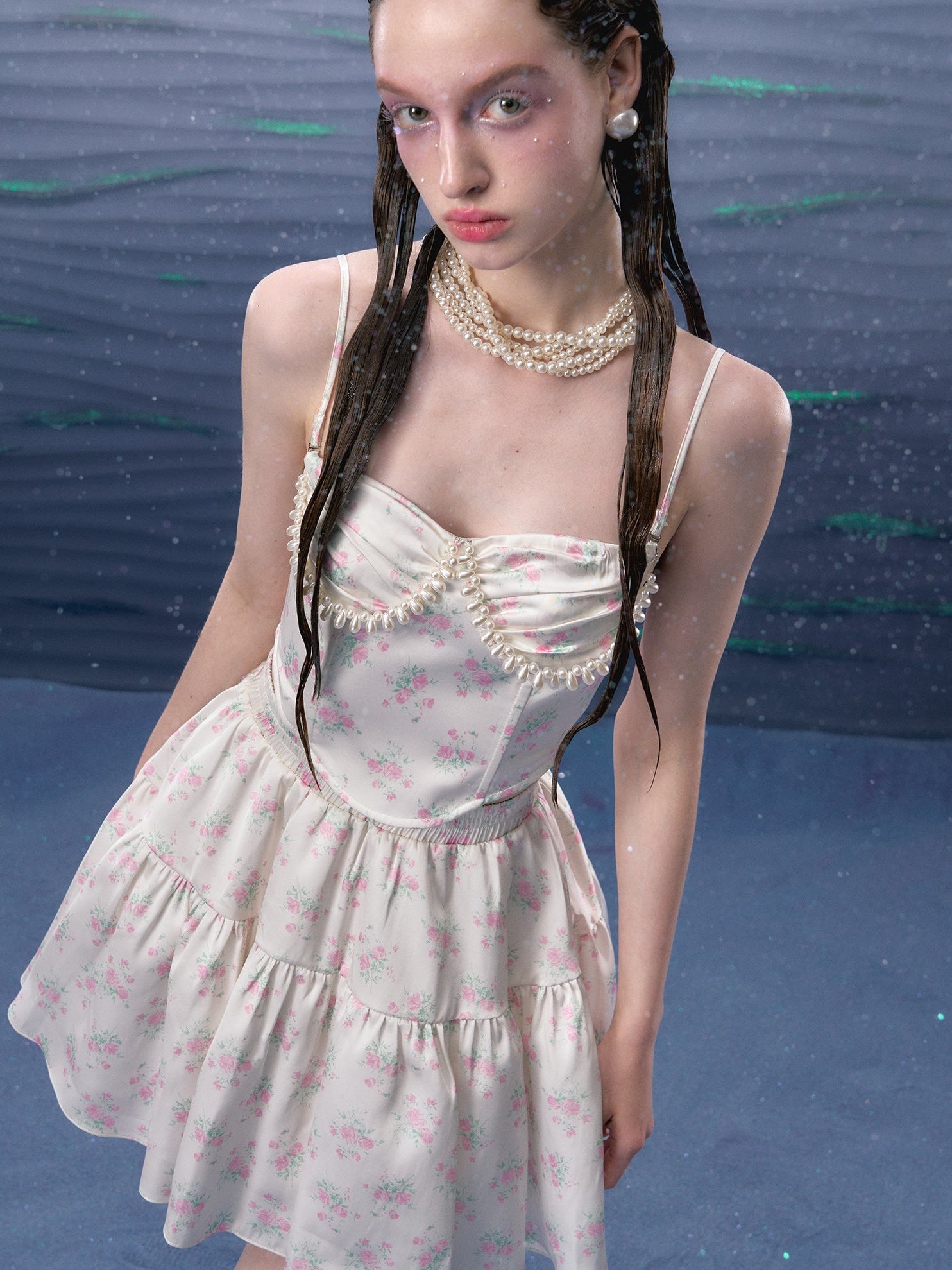 꽃 진주 장식 코르셋 카미솔 및 퍼프 스커트