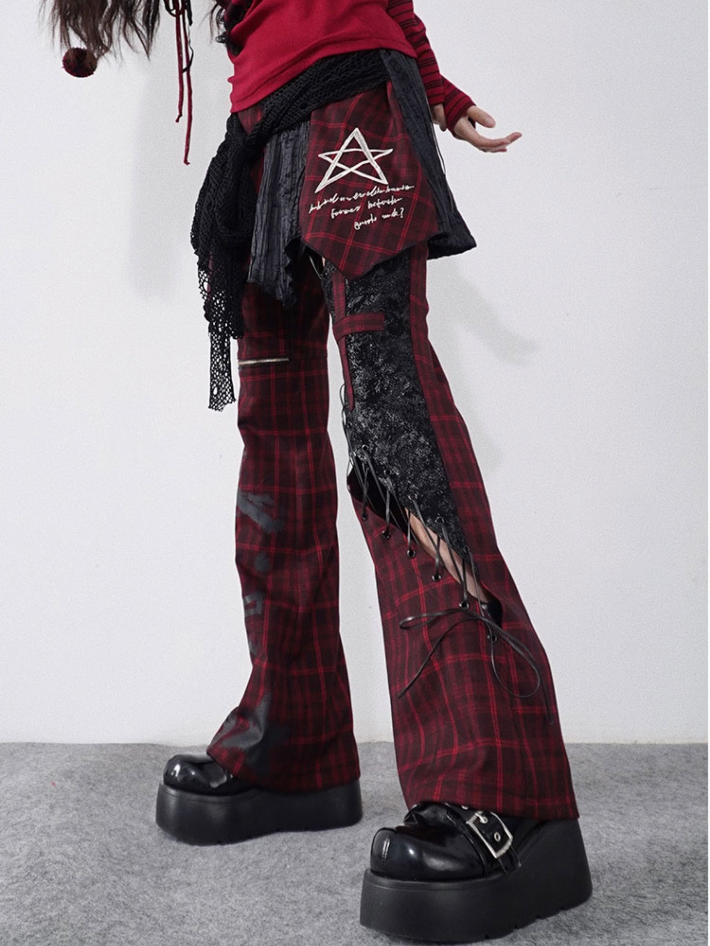 불규칙한 격자 무늬 치마를 접합시킵니다