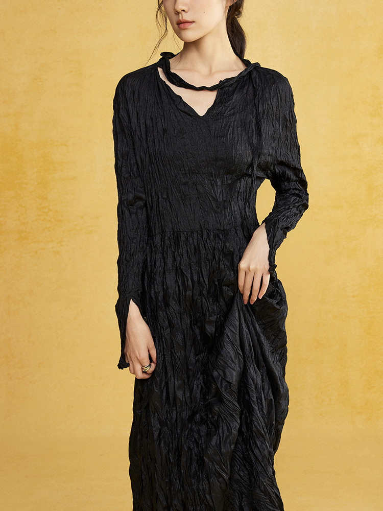 Handgepotetes Kleid mit Langschlägen mit Langschlägen