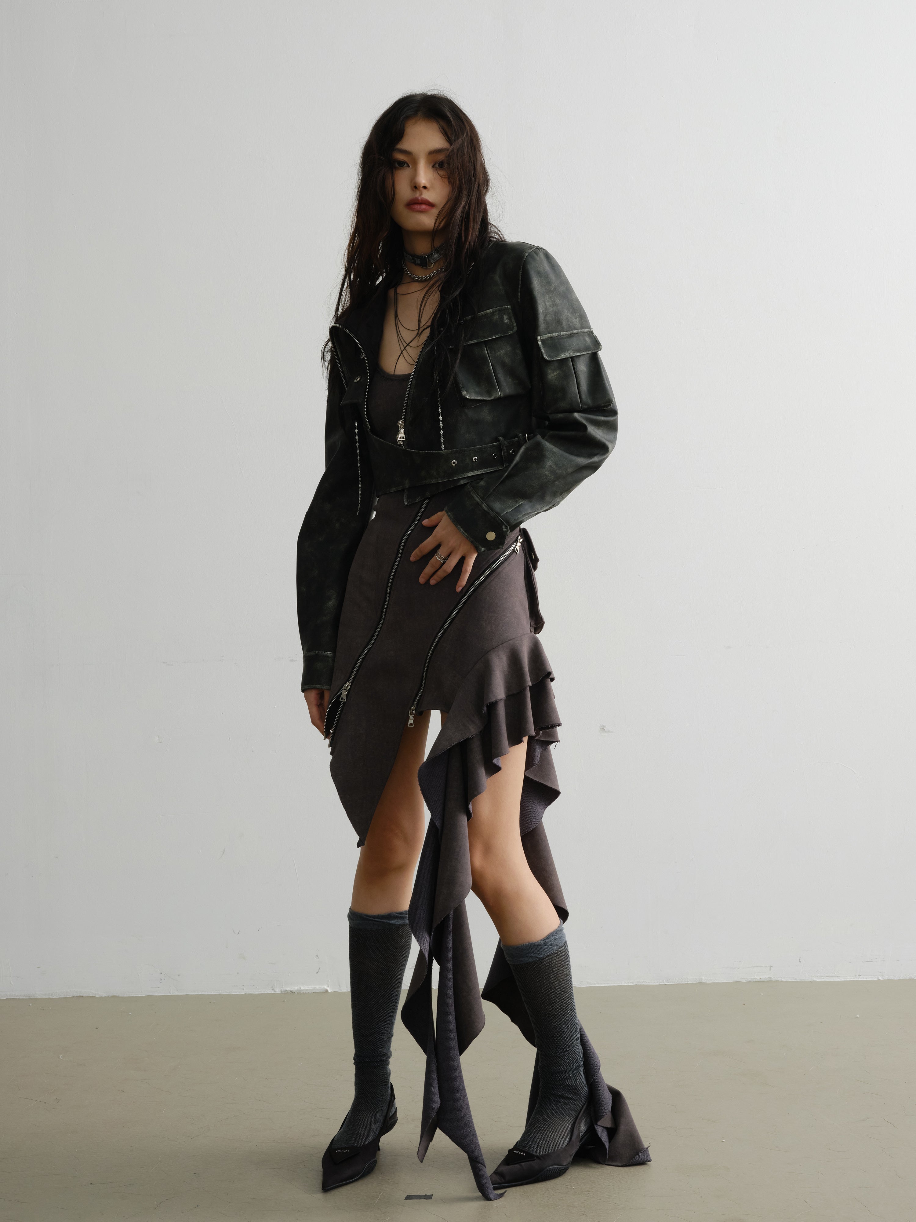 불규칙한 지퍼 장식 러플 서스펜더 드레스