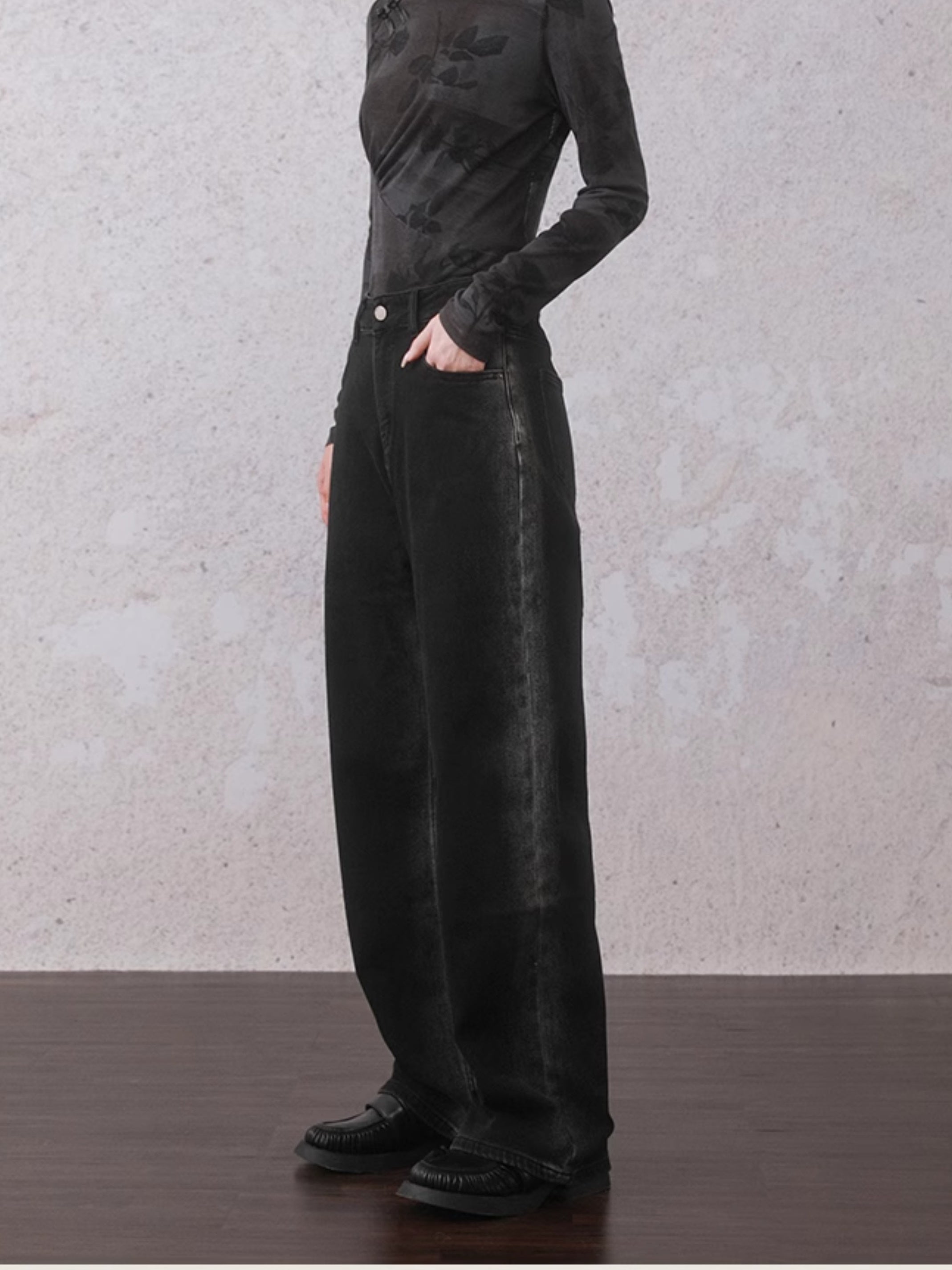 Gewaschene verzweifelte lose Jeans