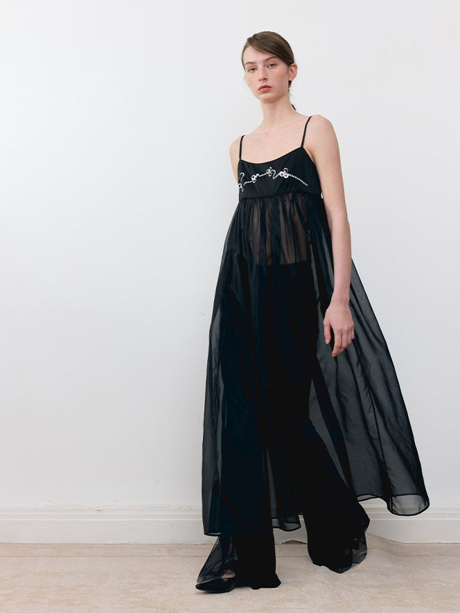 Robe à suspension en tulle de perles brodées en trois dimensions incurvées