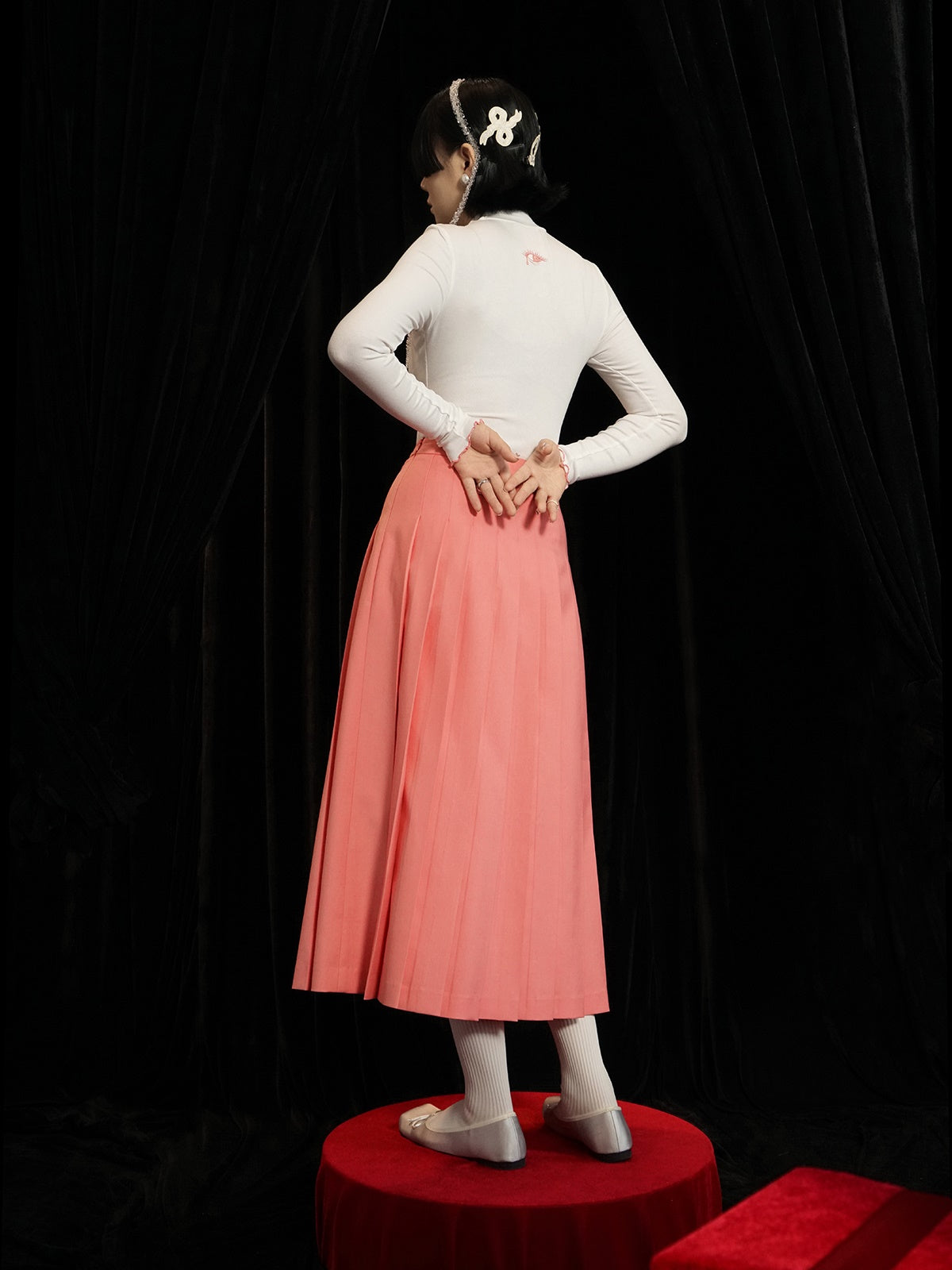 Jupe plissée à broderie