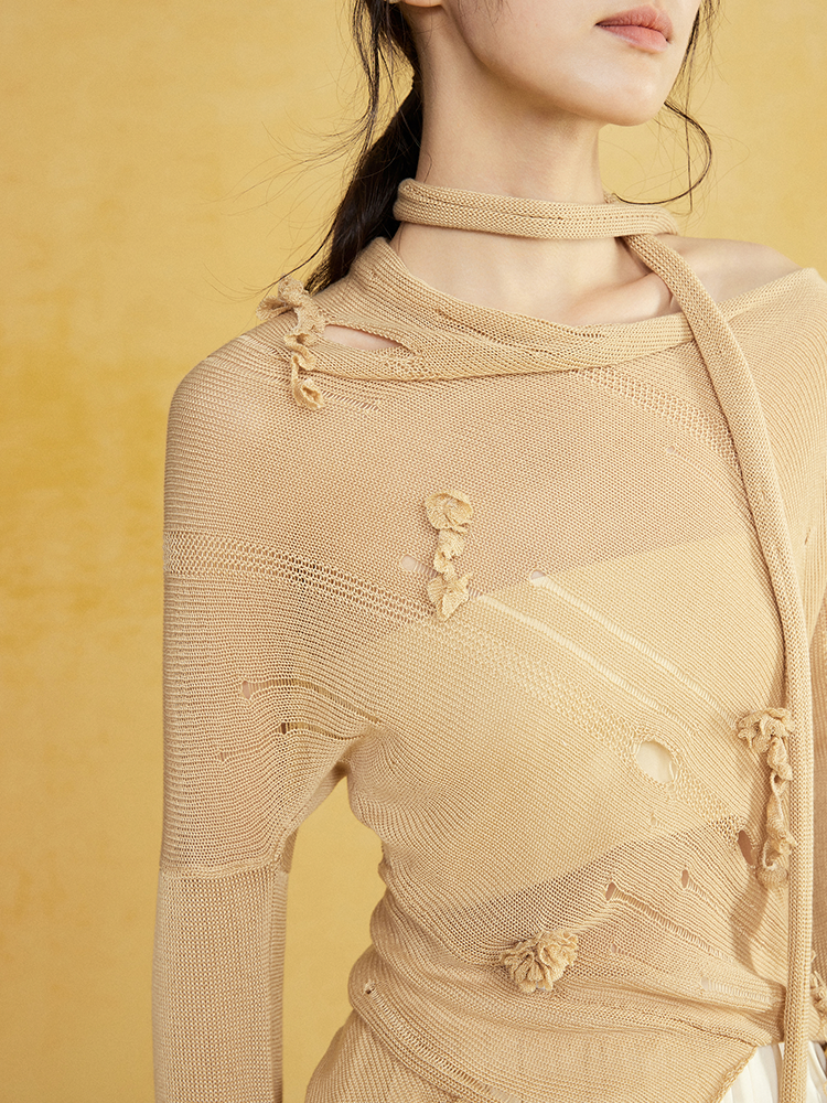 Slant-Hals unregelmäßiger Saumlochpullover