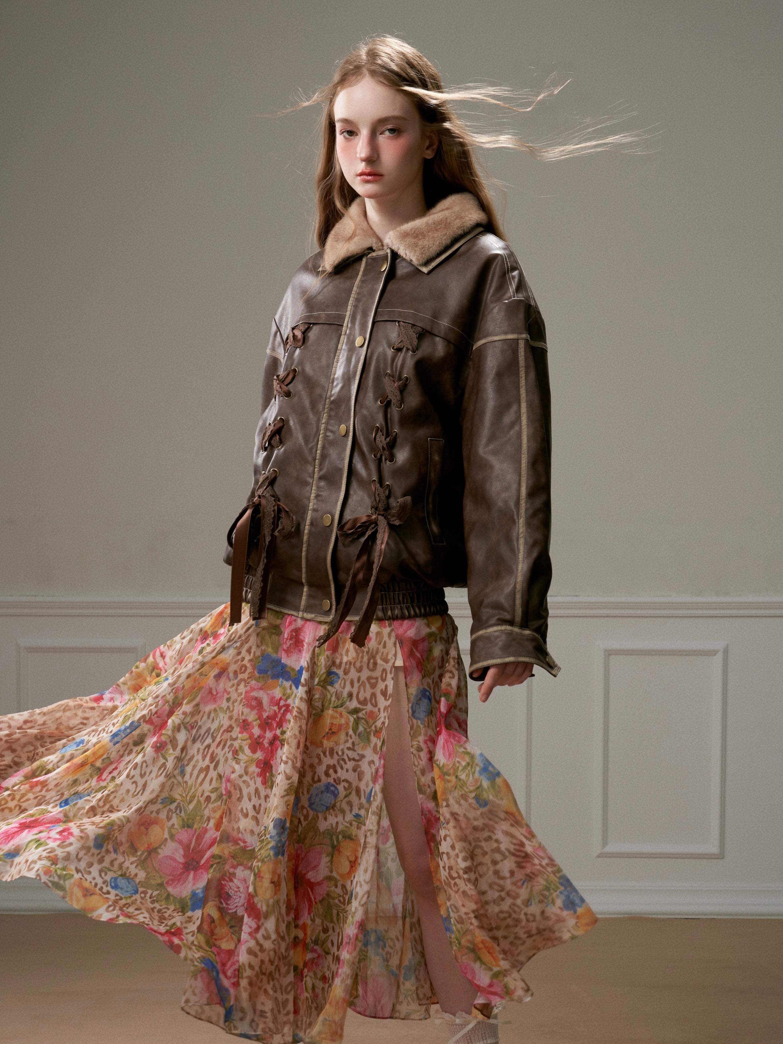 Blumenleopardendruck unregelmäßiger Schlitzkleid