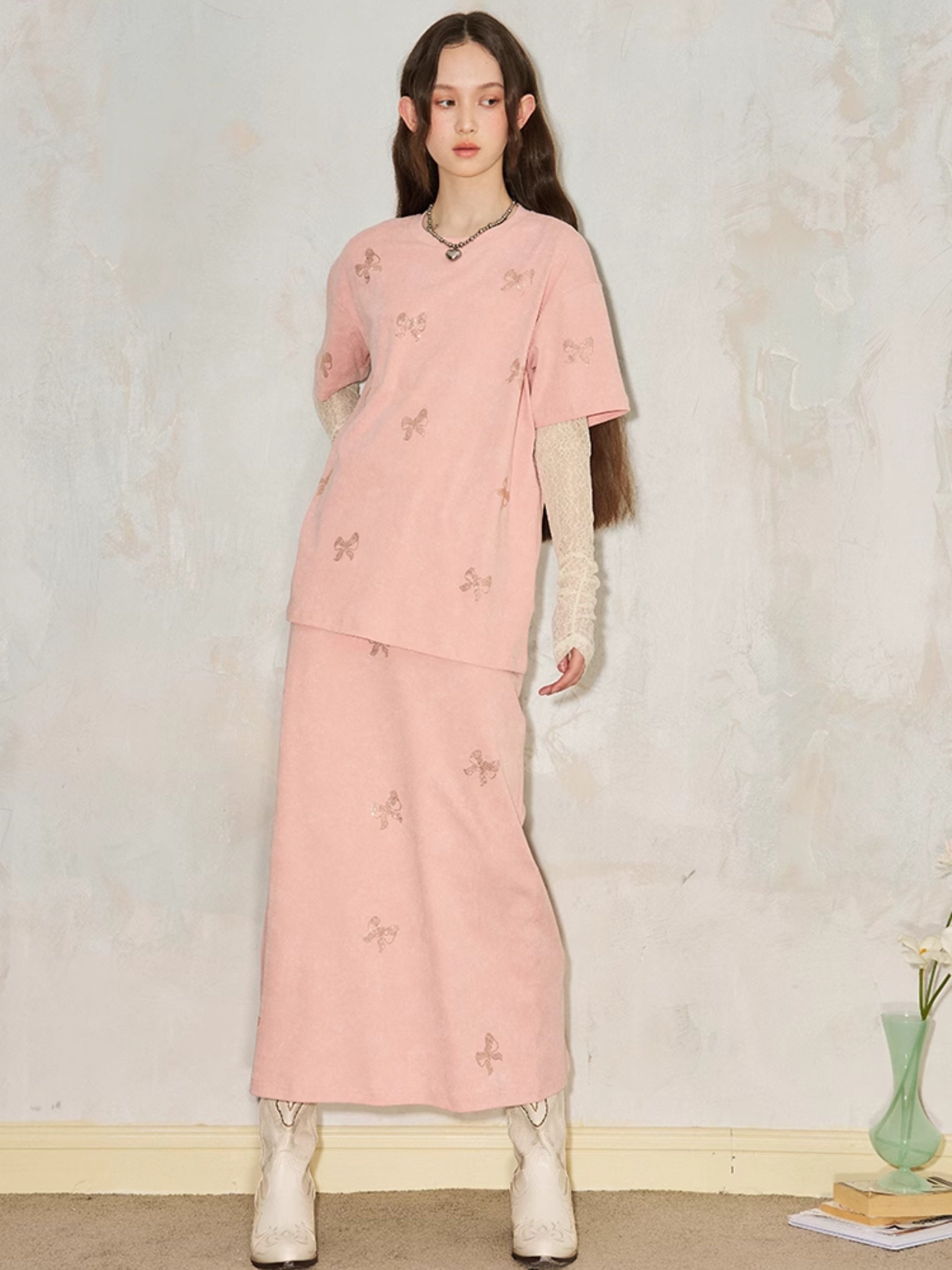 Ribbon Print Round Neck T-Shirt & Fit Slit Long Skirt
