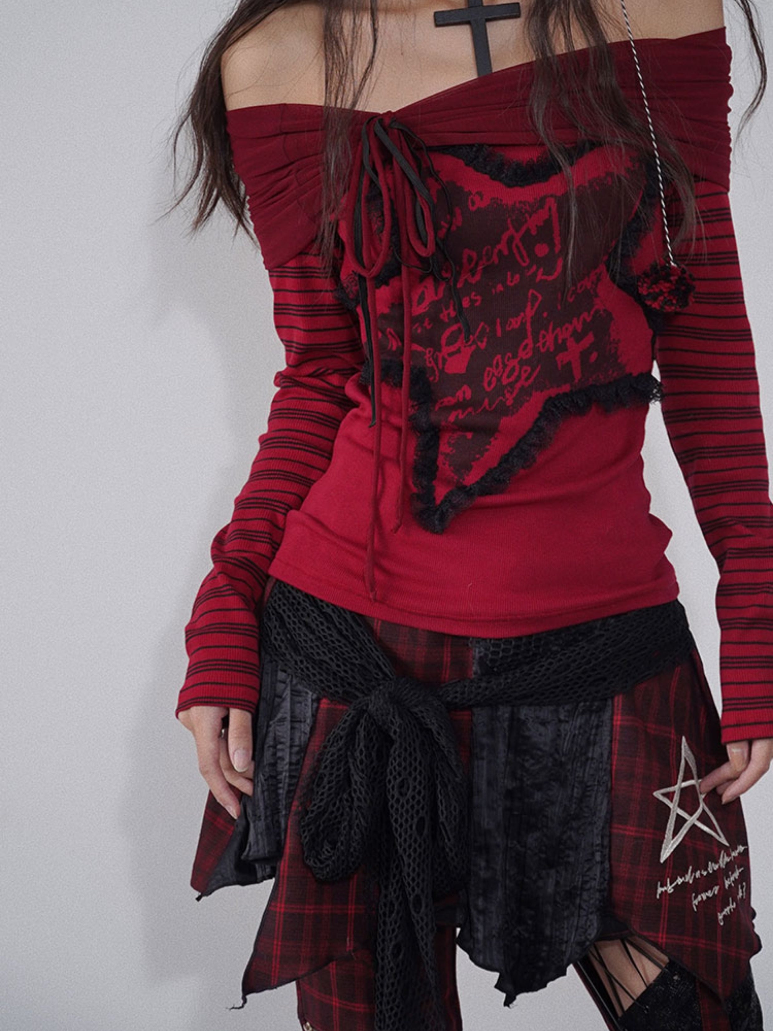 불규칙한 격자 무늬 치마를 접합시킵니다