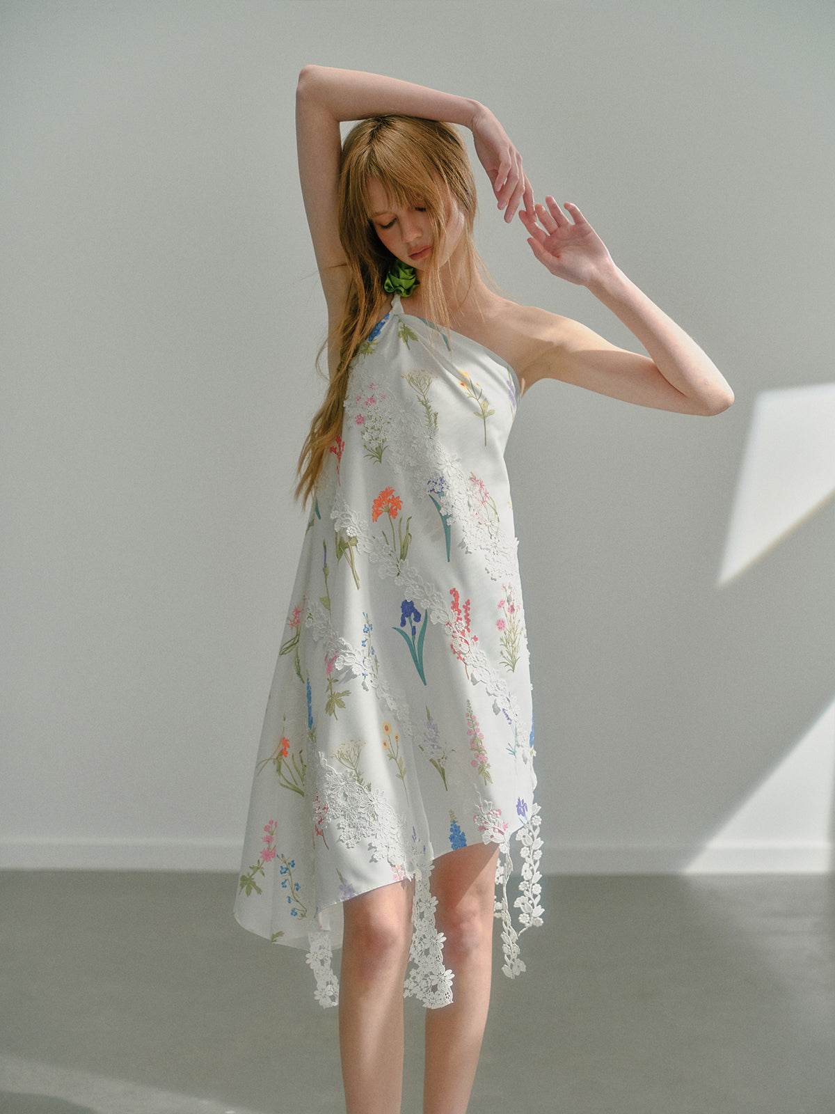 낭만적 인 숲은 원 숄더 레이스 비대칭 드레스를 인쇄했습니다