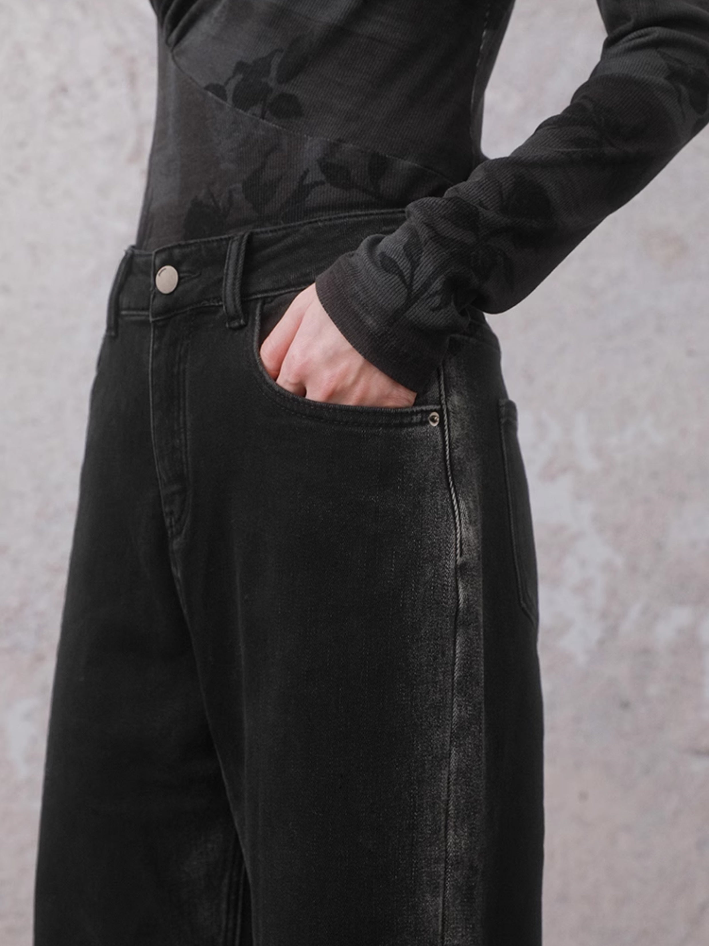 Gewaschene verzweifelte lose Jeans