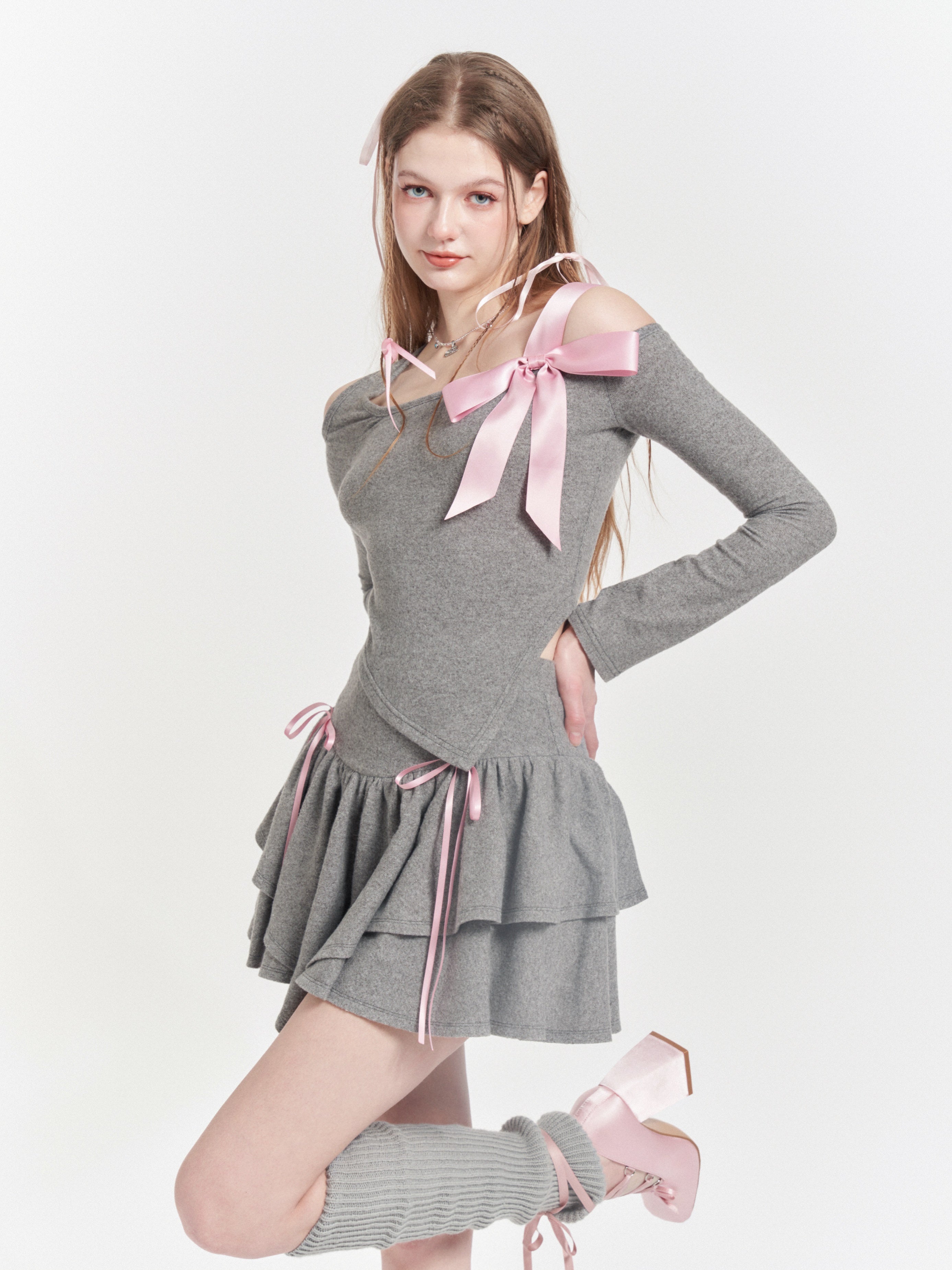 Asymmetrische Off-Shoulder-Top & Frill-Rock des Bandes asymmetrisch